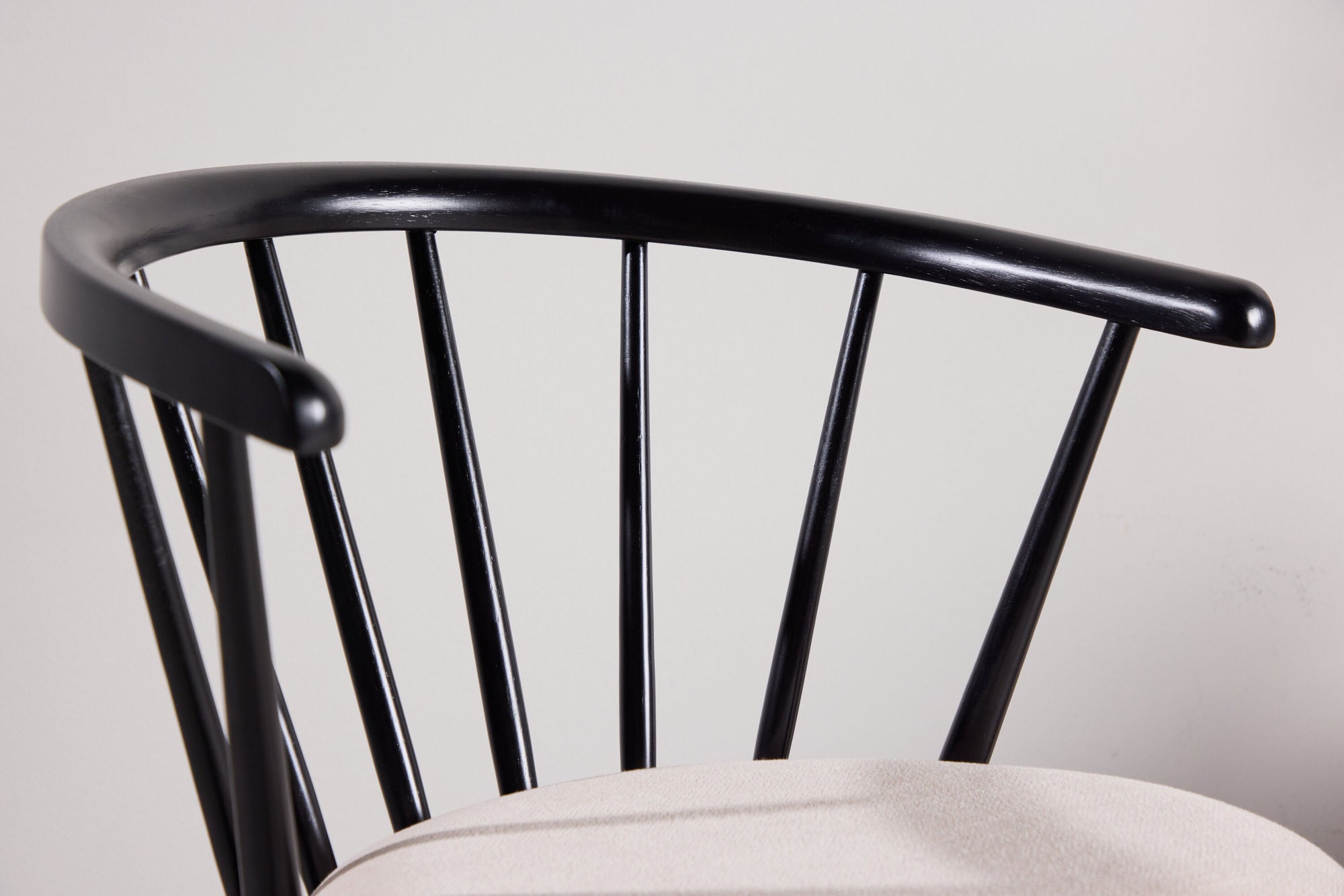 2er-Set Esszimmerstühle Bobby aus Gummibaumholz - Schwarz-Holzstühle-Venture Home-le canapé