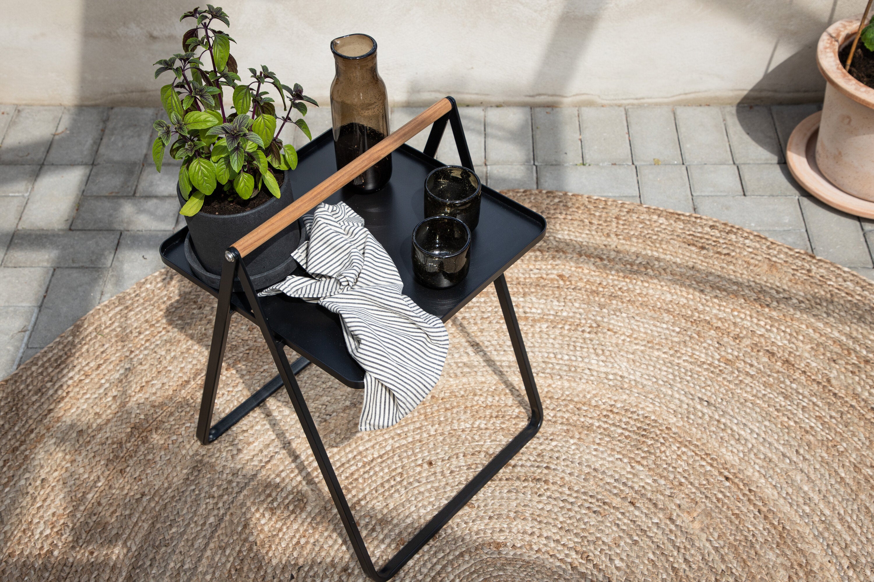 Beistelltisch Clarin 43cm aus Metall mit Teakholz-Griff - Schwarz-Beistelltische-Venture Home-le canapé