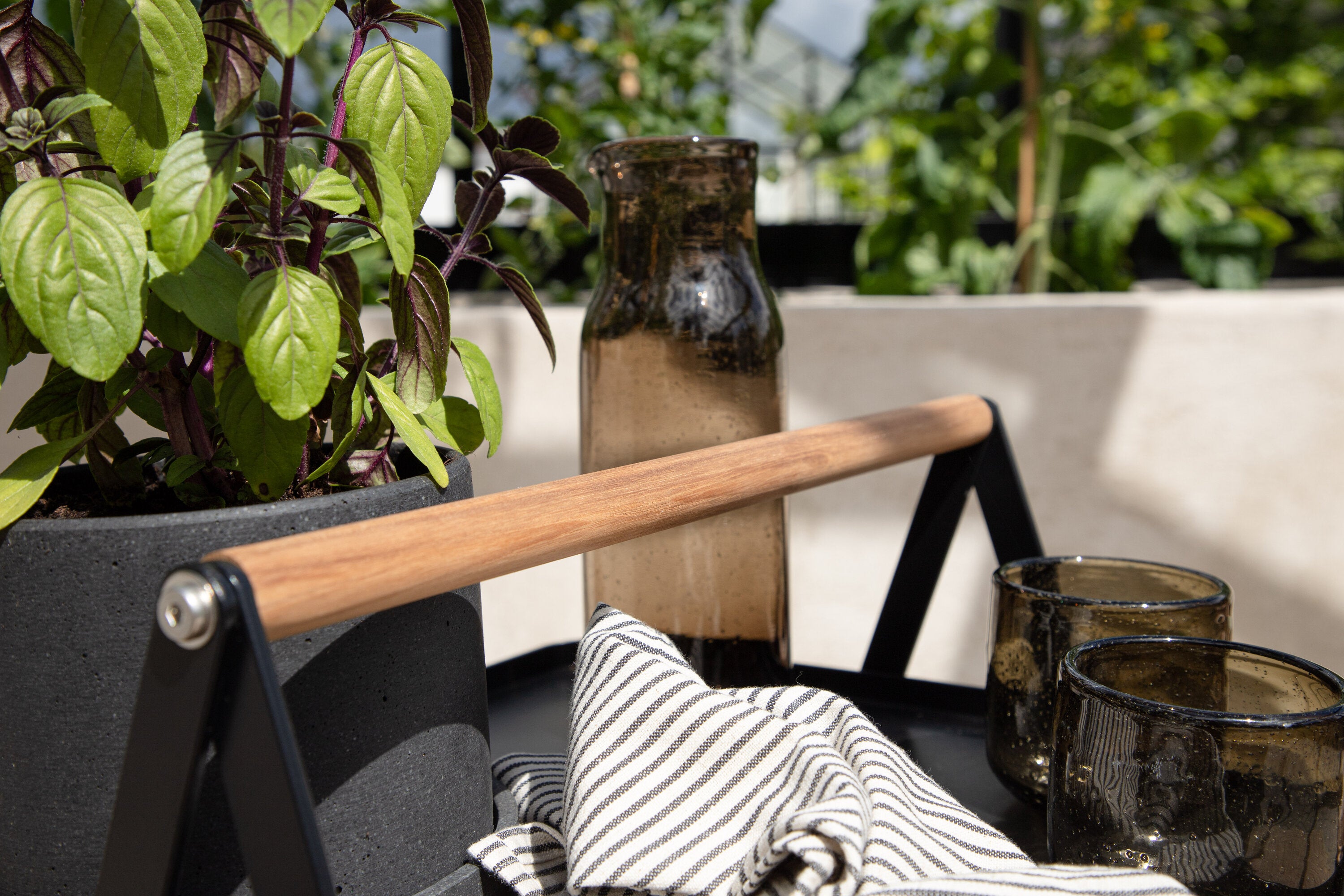 Beistelltisch Clarin 43cm aus Metall mit Teakholz-Griff - Schwarz-Beistelltische-Venture Home-le canapé