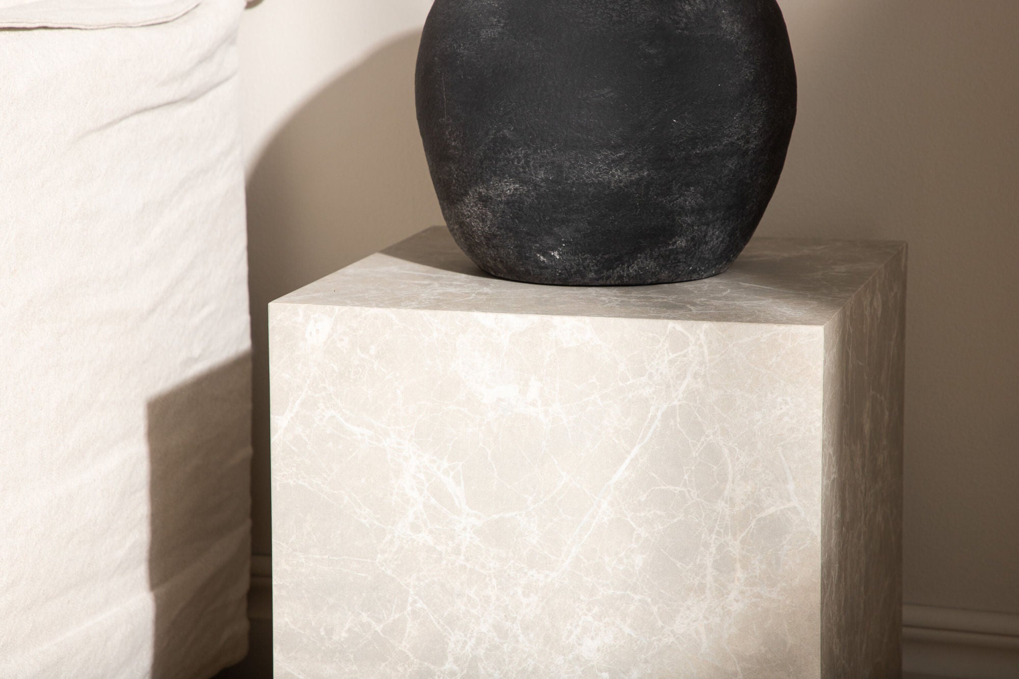 Beistelltisch York 40*40cm in Marmoroptik - Beige-Beistelltisch-Venture Home-le canapé