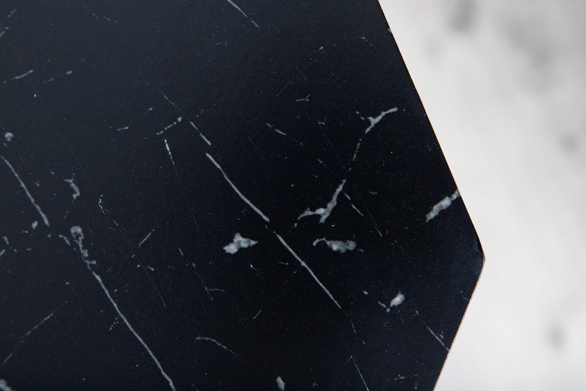 Esstisch Marbs ø110cm - Schwarzes Glas in Marmoroptik-Esstisch Rund-Venture Home-le canapé