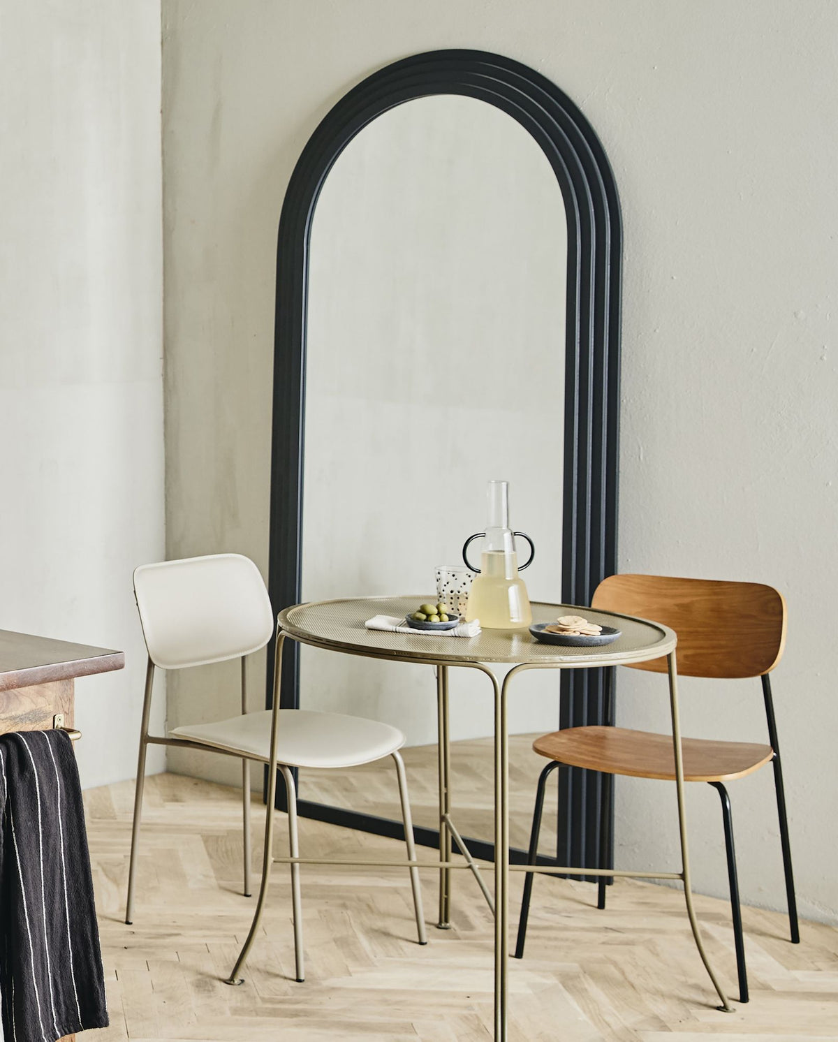 Esszimmerstuhl ESA mit Kunstledersitz - Beige-Esszimmerstühle-Nordal A/S-le canapé