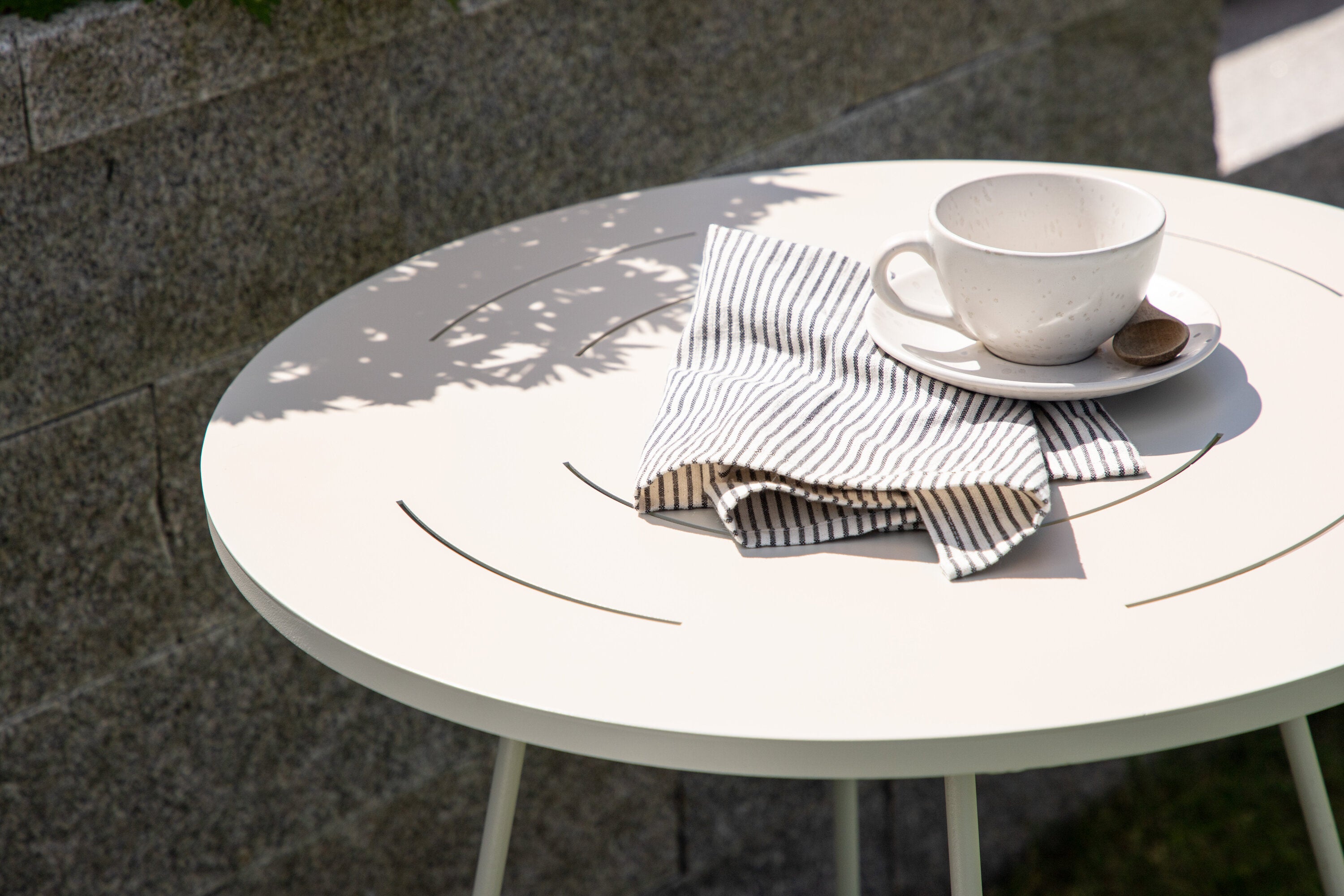 Gartentisch Bacong Ø60cm aus Metall - Beige-Esstische Outdoor-Venture Home-le canapé