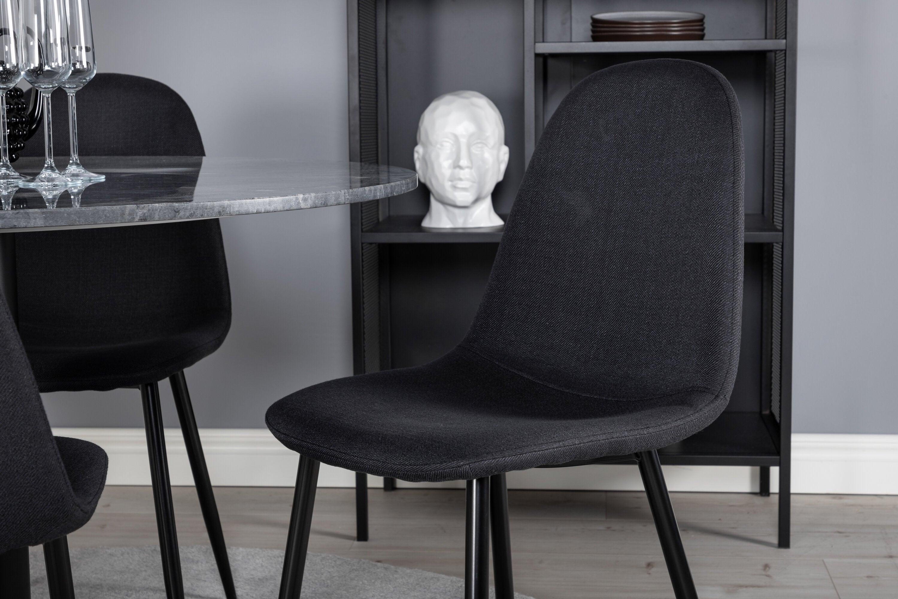 Essgruppe Esstisch Estelle Ø106cm mit Stühlen Polar - Schwarz - Venture Home - le canapé