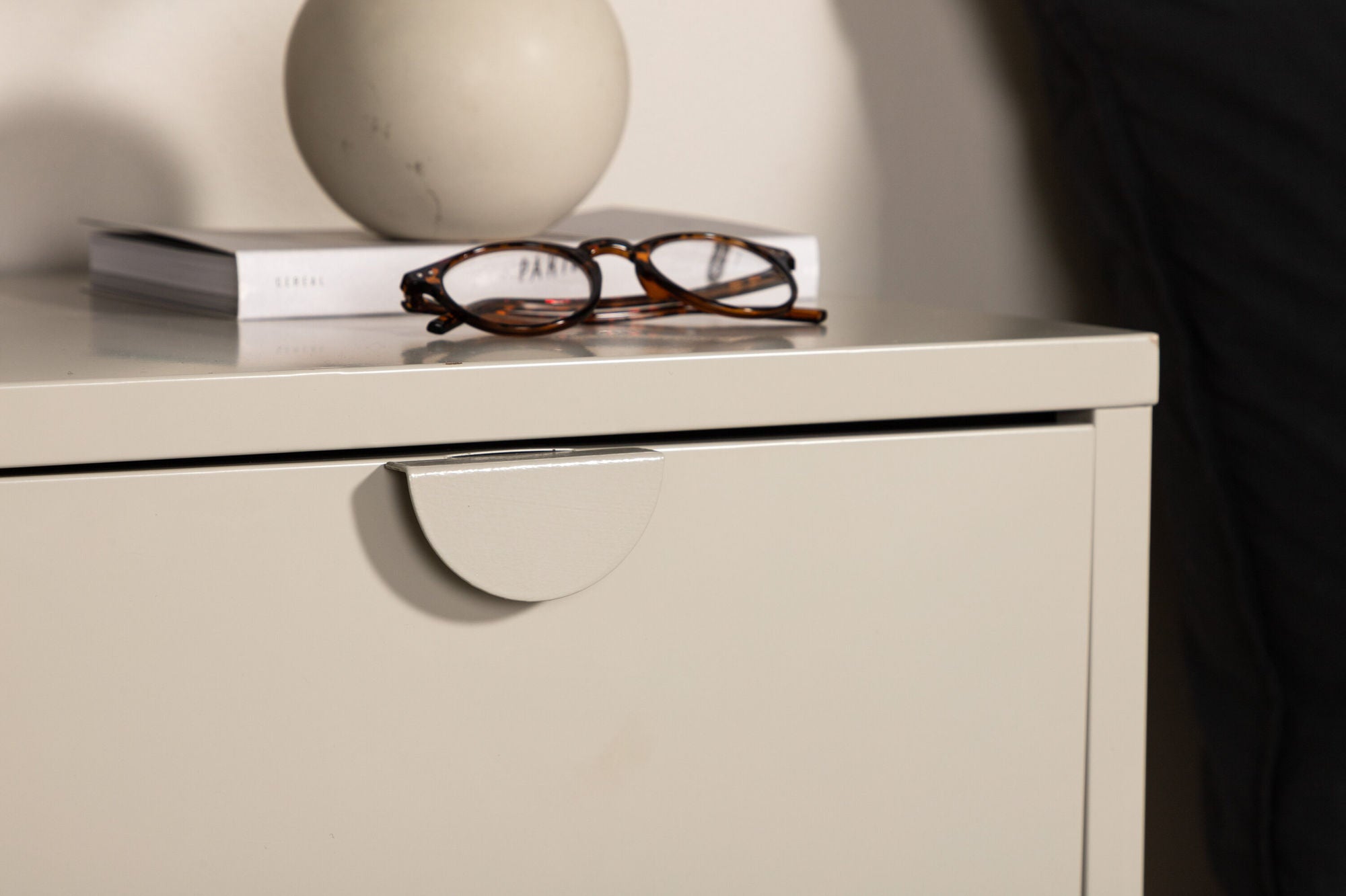 Nachttisch Piring mit 2 Schubladen aus Metall - Beige-Nachttisch-Venture Home-le canapé