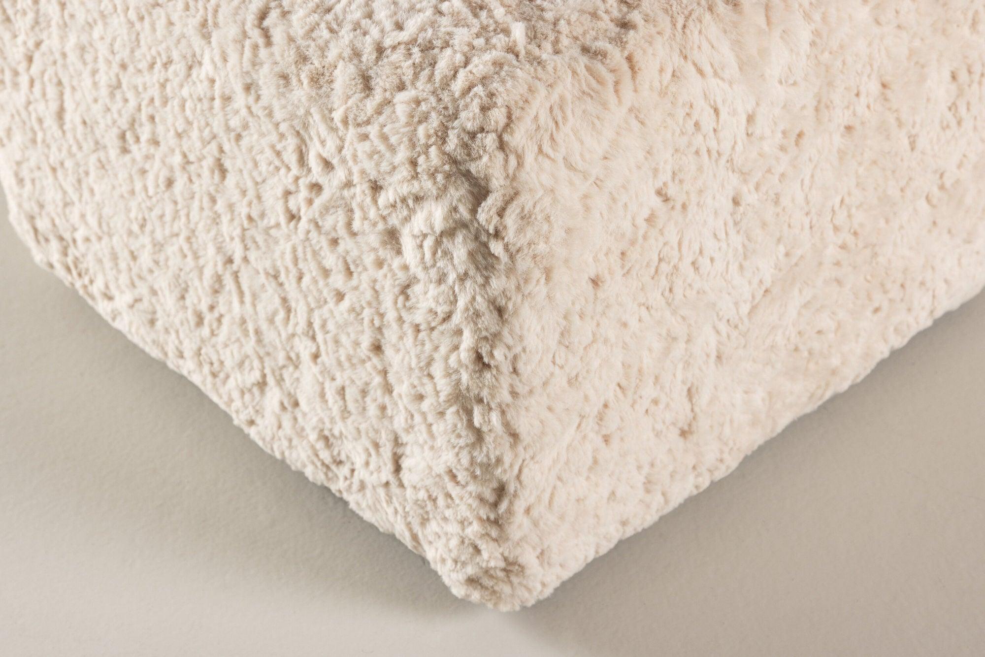 Polsterhocker Frankie 50*50cm aus Kunstfell - Beige-Polsterhocker-Vind-le canapé