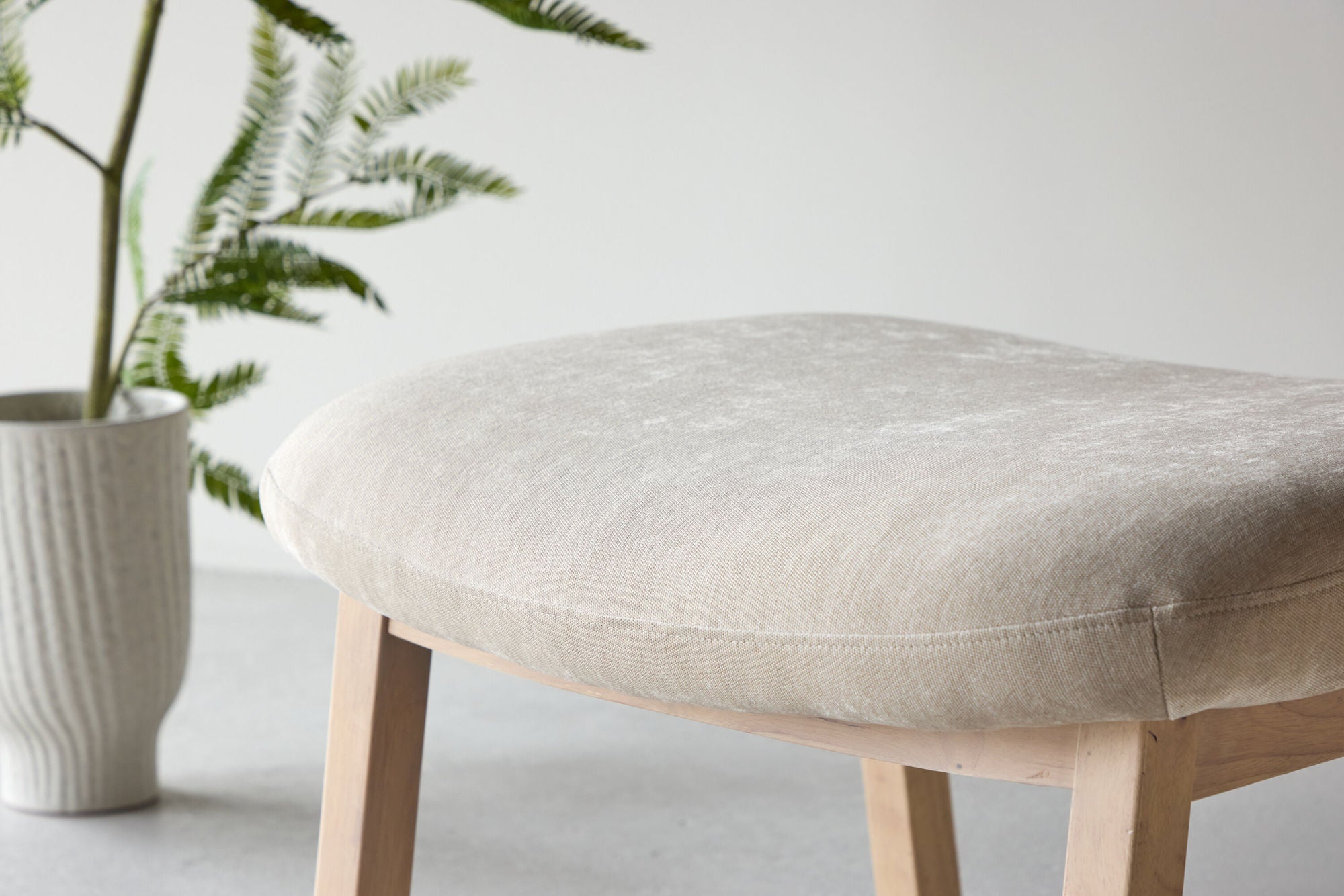 Polsterhocker Rile - Beige-Polsterhocker-Venture Home-le canapé