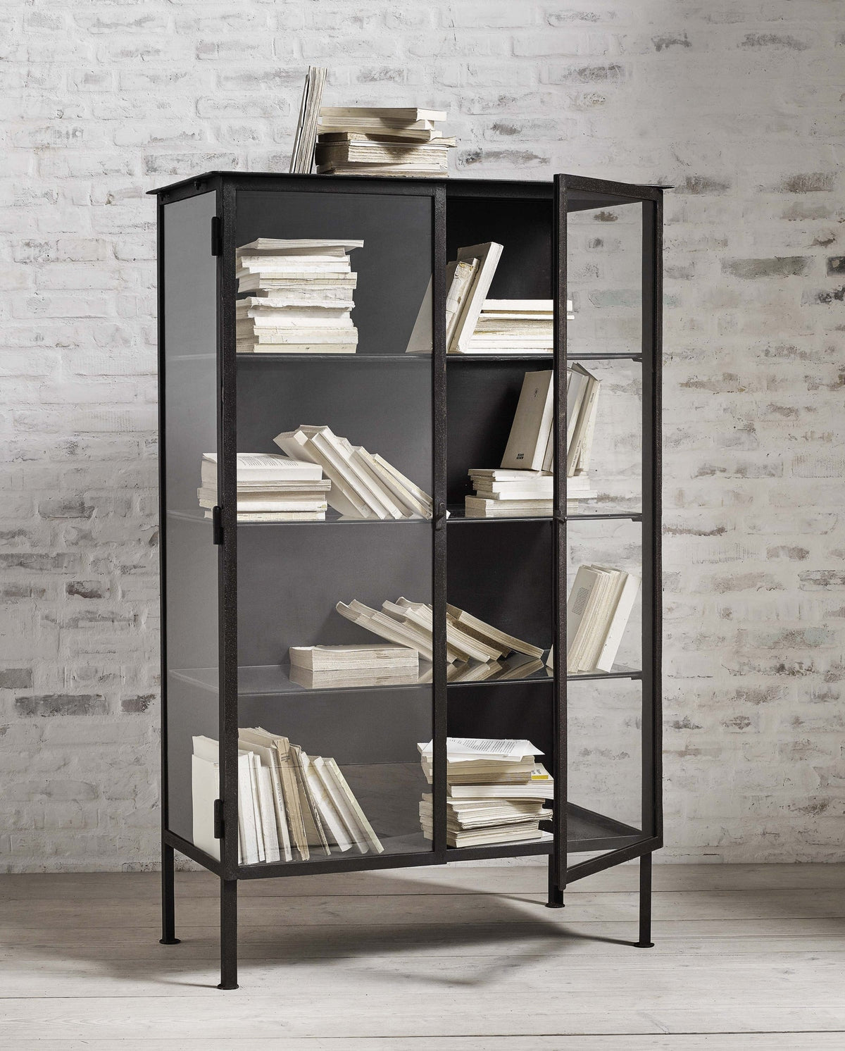 Schrank Oregon 90cm aus Metall mit Glassablagen - Schwarz-Nordal A/S-le canapé