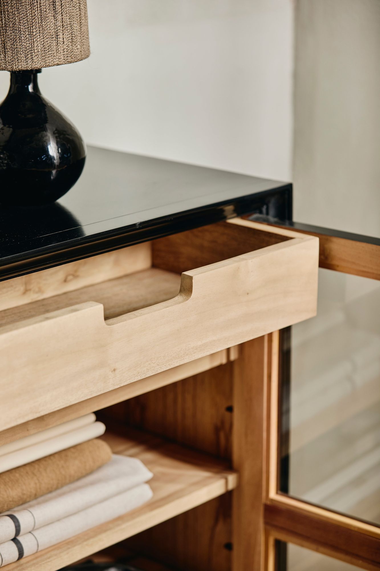 Sideboard Viva aus Gmelina Holz mit 2 Türen - Schwarz-Sideboards-Nordal A/S-le canapé