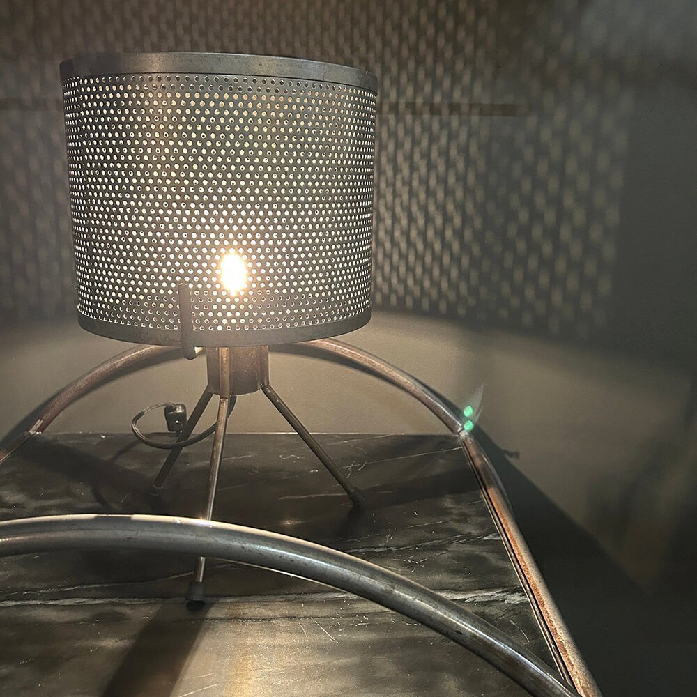 Tischlampe Kelly mit perforiertem Schirm aus Eisen-Tischlampen-Trademark Living-le canapé