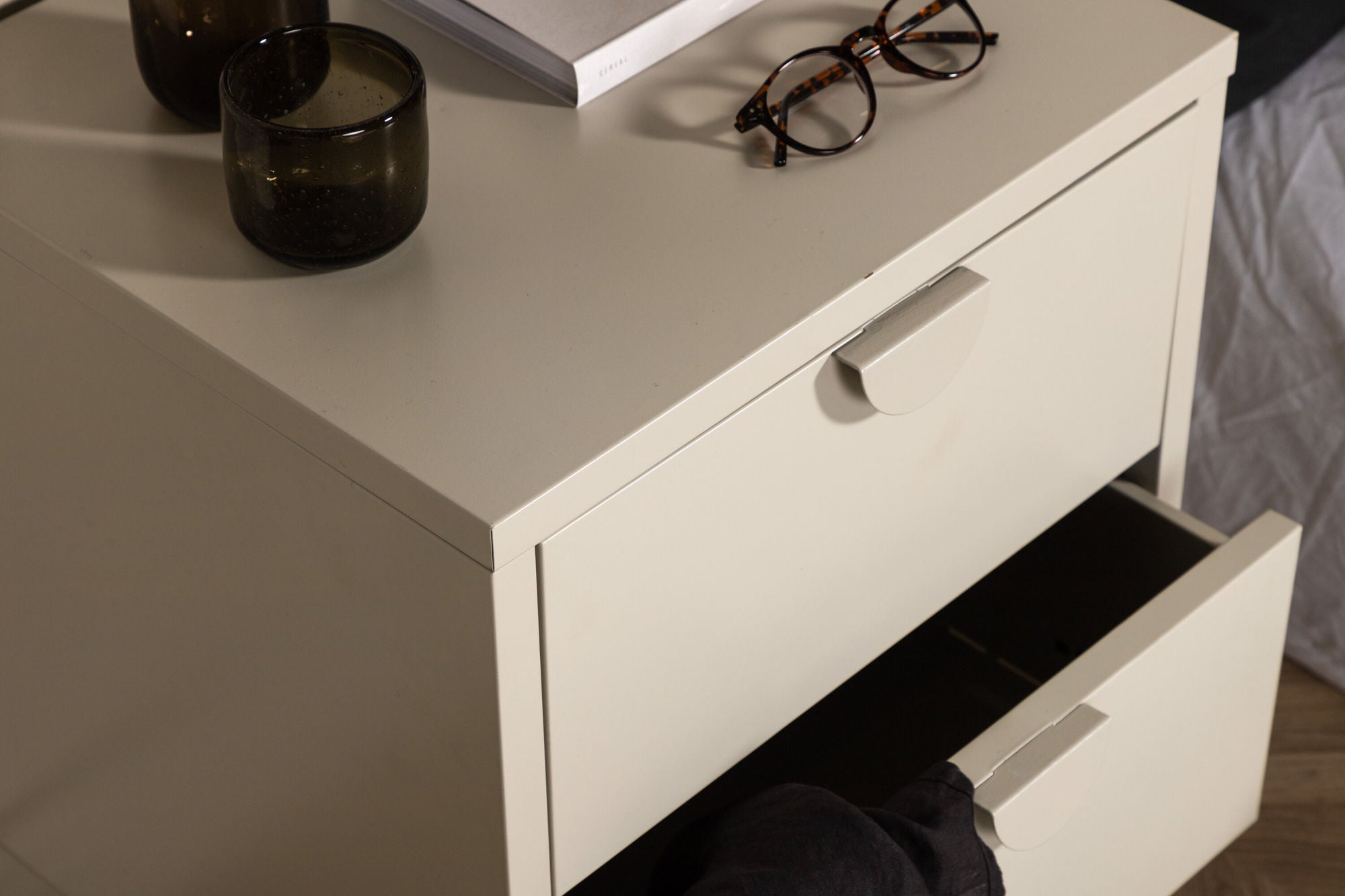 Nachttisch Piring mit 2 Schubladen aus Metall - Beige-Nachttisch-Venture Home-le canapé