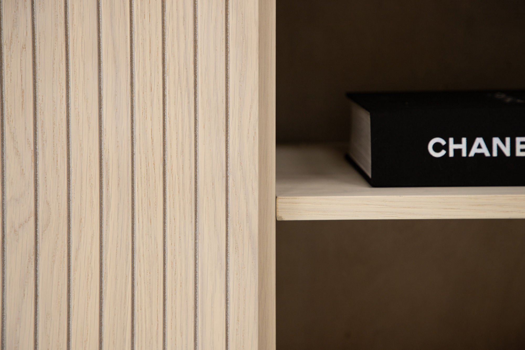 Vind Björkön Low Cabinet Storage - Whitewash / Faneer-Vind-le canapé