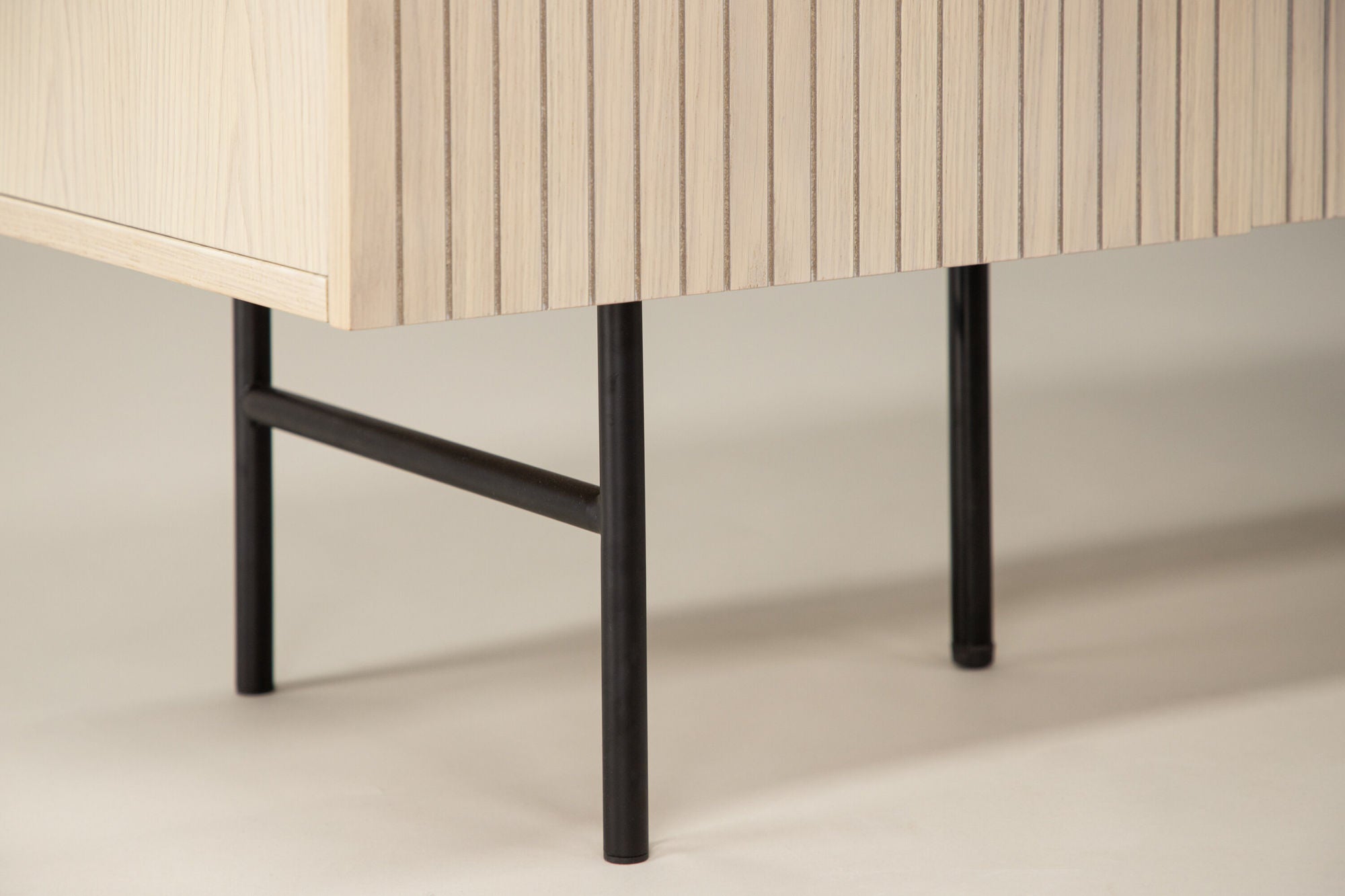 Vind Björkön Low Cabinet Storage - Whitewash / Faneer-Vind-le canapé
