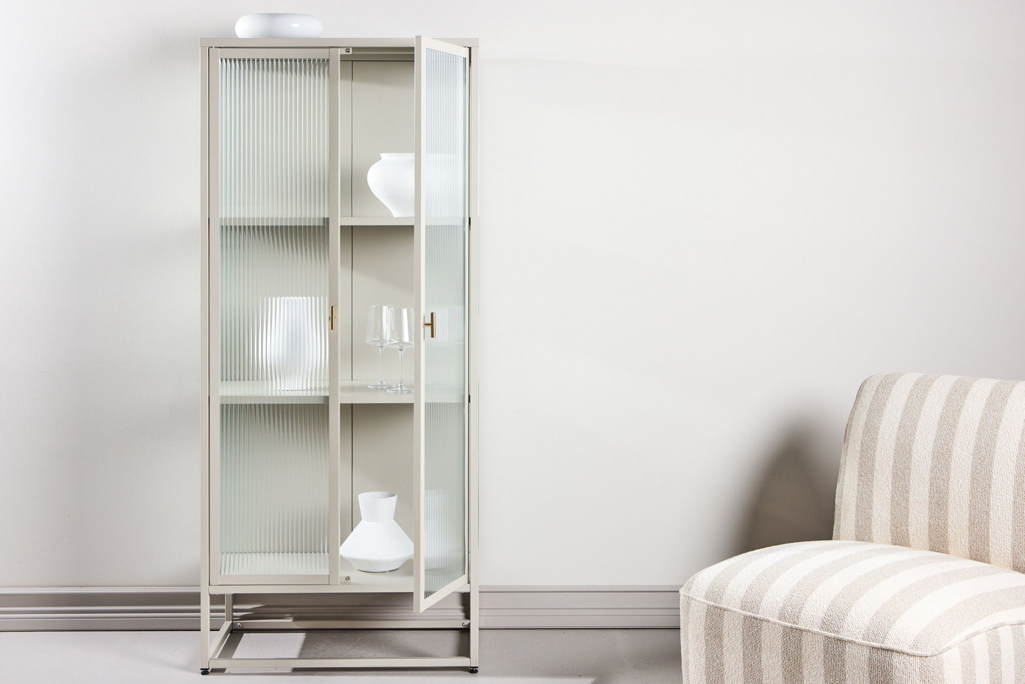 Vitrinenschrank Garis 160cm - Beige-Vitrinen-Venture Home-le canapé
