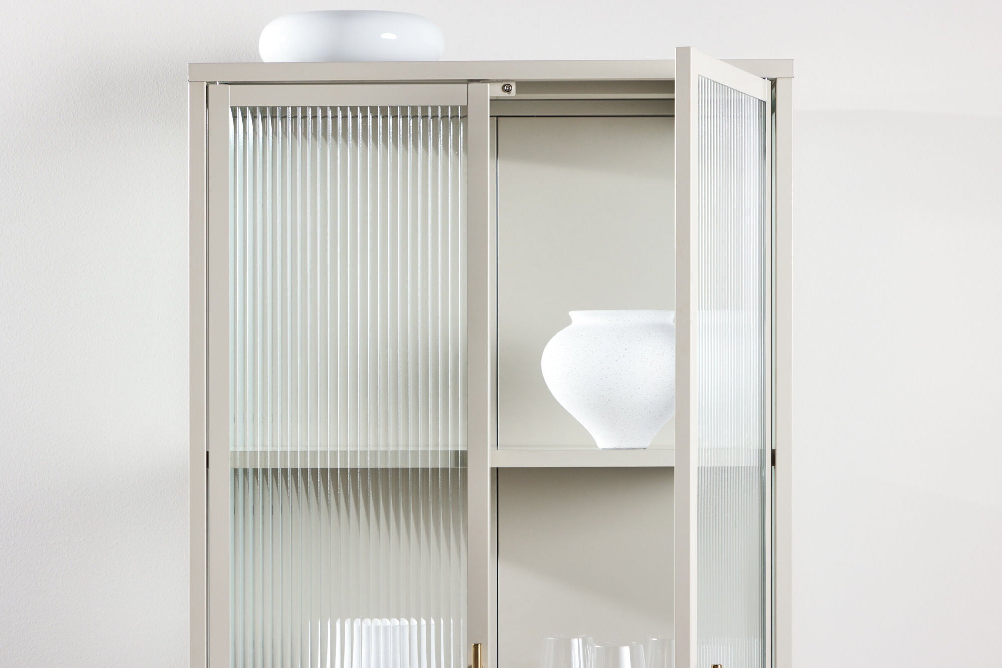 Vitrinenschrank Garis 160cm - Beige-Vitrinen-Venture Home-le canapé