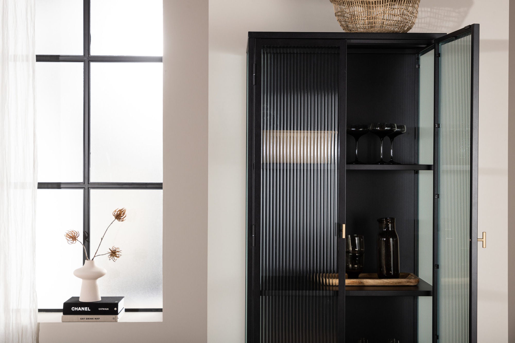Vitrinenschrank Garis 160cm - Schwarz-Vitrinen-Venture Home-le canapé