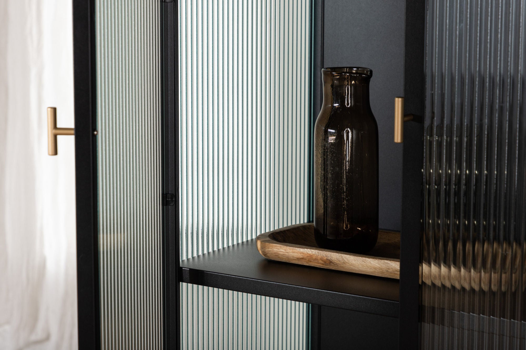 Vitrinenschrank Garis 160cm - Schwarz-Vitrinen-Venture Home-le canapé