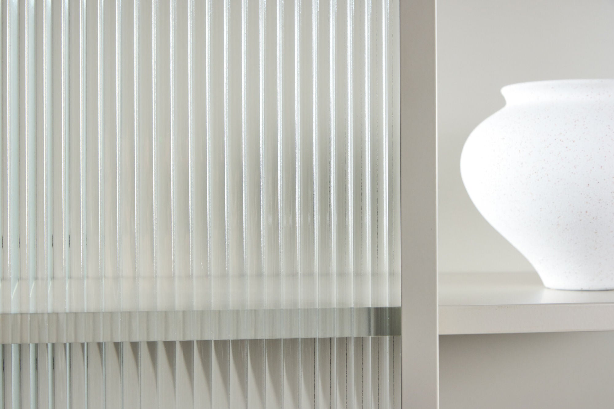 Vitrinenschrank Garis - Beige-Vitrinen-Venture Home-le canapé