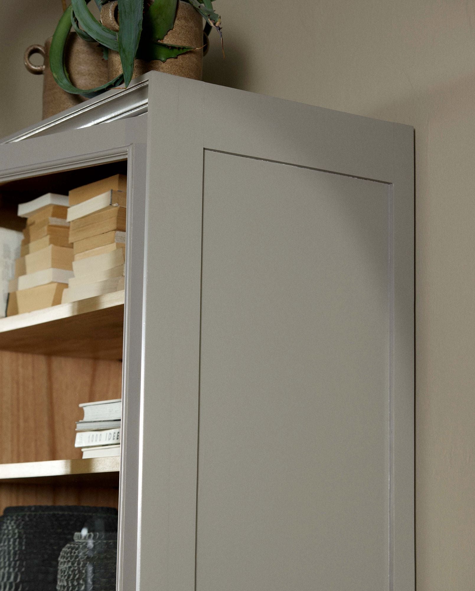 Vitrinenschrank Viva 210cm aus Gmelina Holz mit 1 Tür - Grau-Vitrinen-Nordal A/S-le canapé