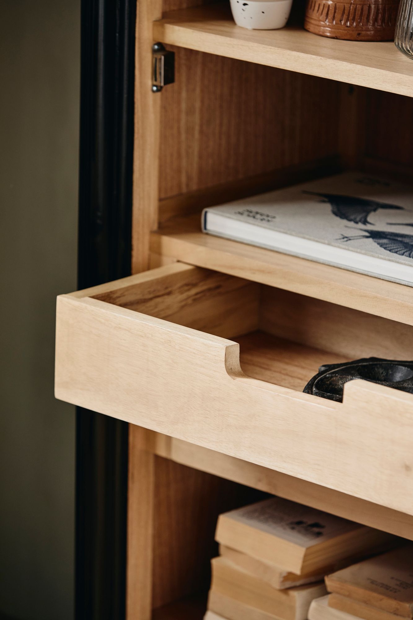 Vitrinenschrank Viva 210cm aus Gmelina Holz mit 1 Tür - Schwarz-Vitrinen-Nordal A/S-le canapé