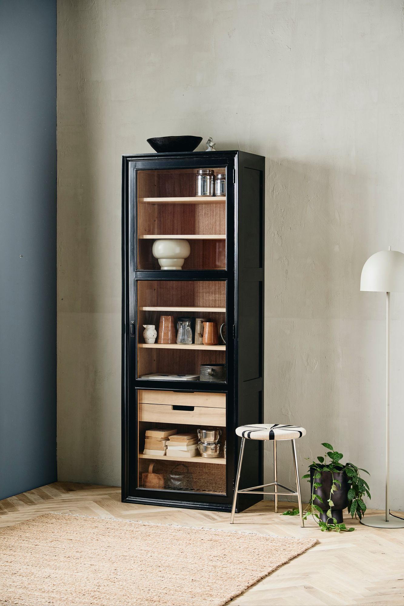 Vitrinenschrank Viva 210cm aus Gmelina Holz mit 1 Tür - Schwarz-Vitrinen-Nordal A/S-le canapé