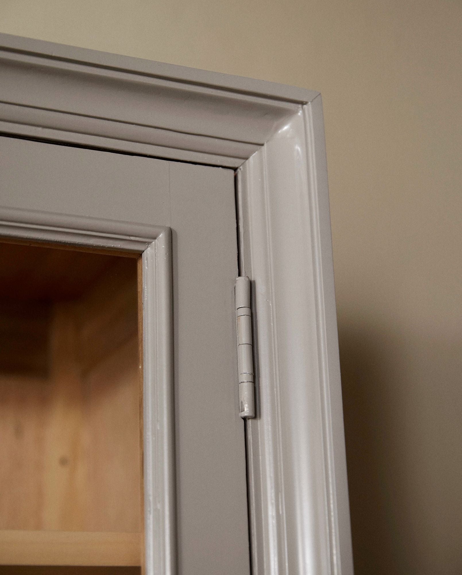 Vitrinenschrank Viva 210cm aus Gmelina Holz mit 2 Türen - Grau-Vitrinen-Nordal A/S-le canapé