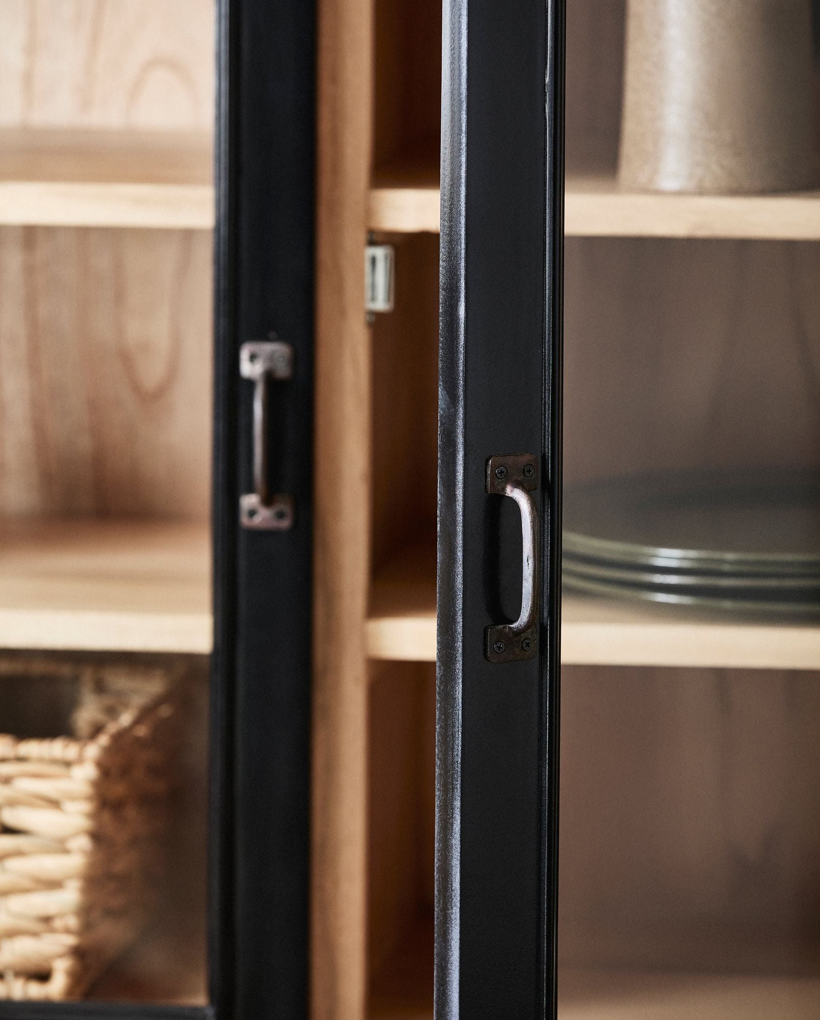 Vitrinenschrank Viva 210cm aus Gmelina Holz mit 2 Türen - Schwarz-Vitrinen-Nordal A/S-le canapé