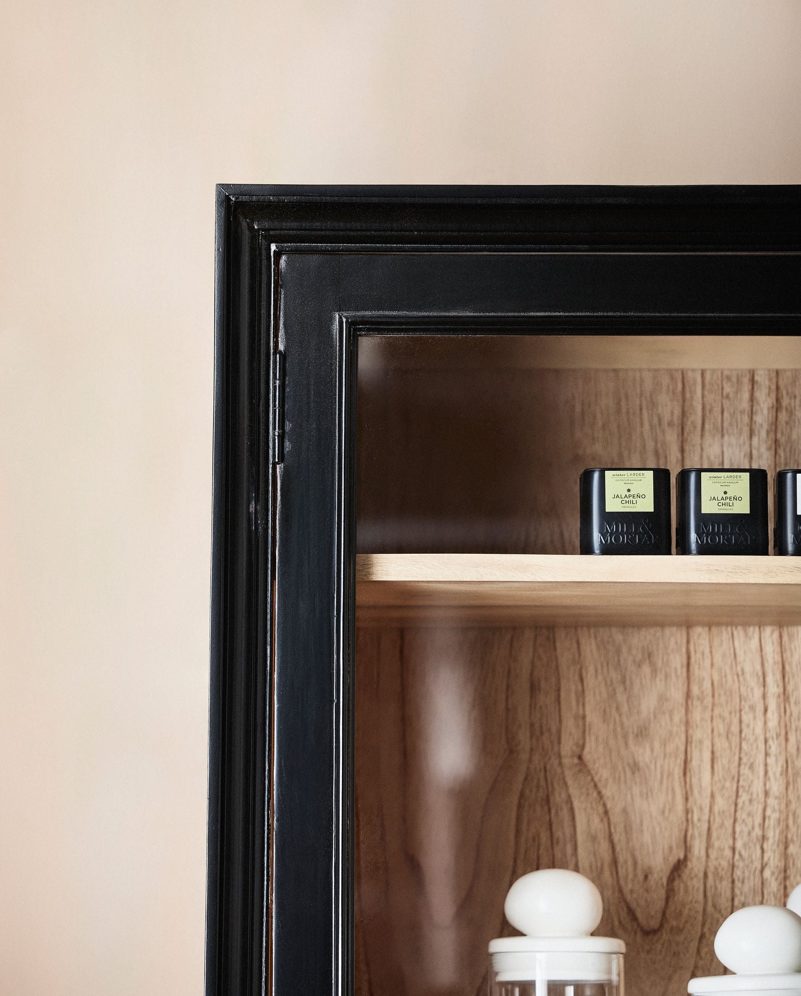 Vitrinenschrank Viva 210cm aus Gmelina Holz mit 2 Türen - Schwarz-Vitrinen-Nordal A/S-le canapé