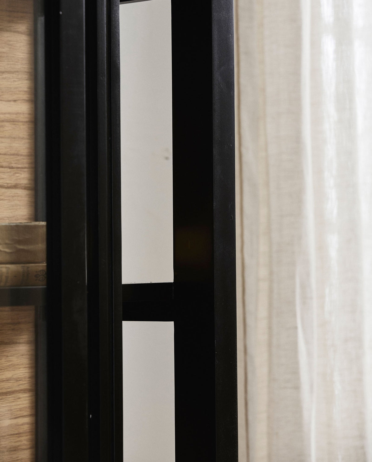 Wandschrank BEI 122cm aus Massivholz mit Schiebetüren - Schwarz-Wandschränke-Nordal A/S-le canapé