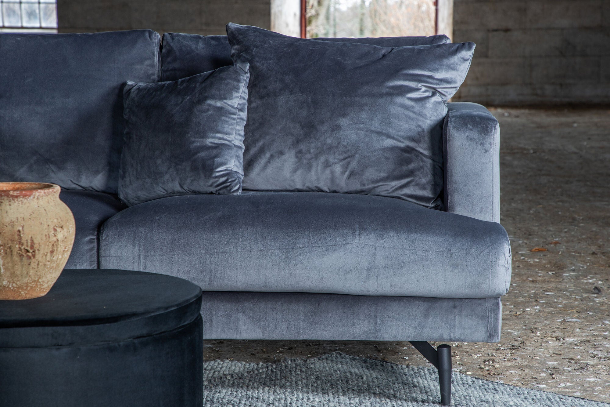 3-Sitzer Sofa Sofia aus Samt - Dunkelgrau-3-Sitzer Sofa-Venture Home-le canapé