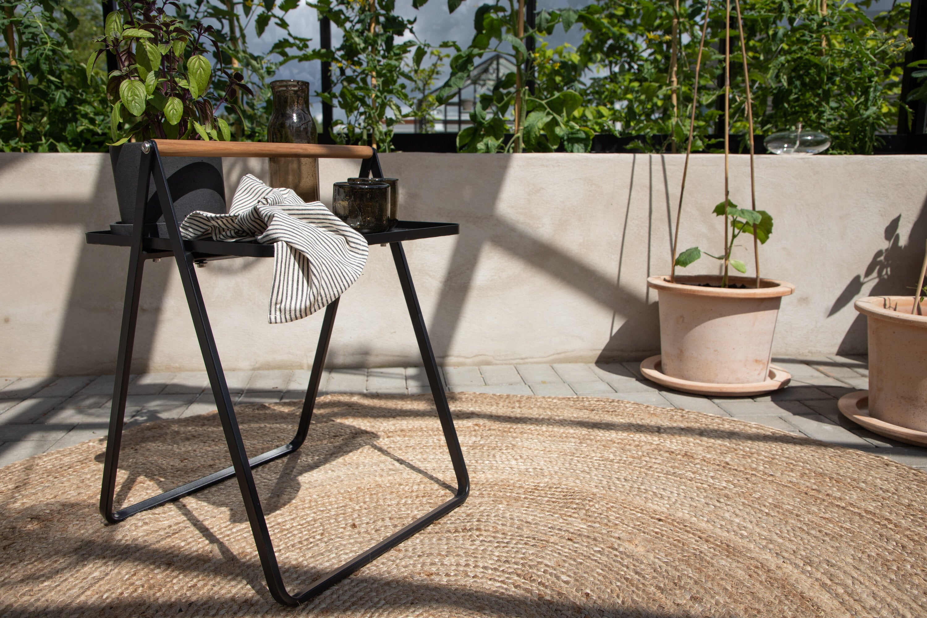 Beistelltisch Clarin 43cm aus Metall mit Teakholz-Griff - Schwarz-Beistelltische-Venture Home-le canapé