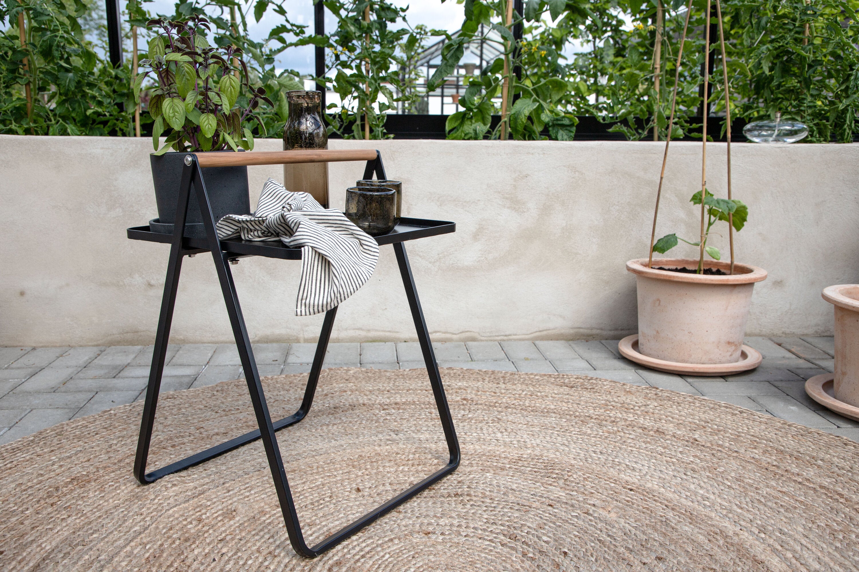 Beistelltisch Clarin 43cm aus Metall mit Teakholz-Griff - Schwarz-Beistelltische-Venture Home-le canapé