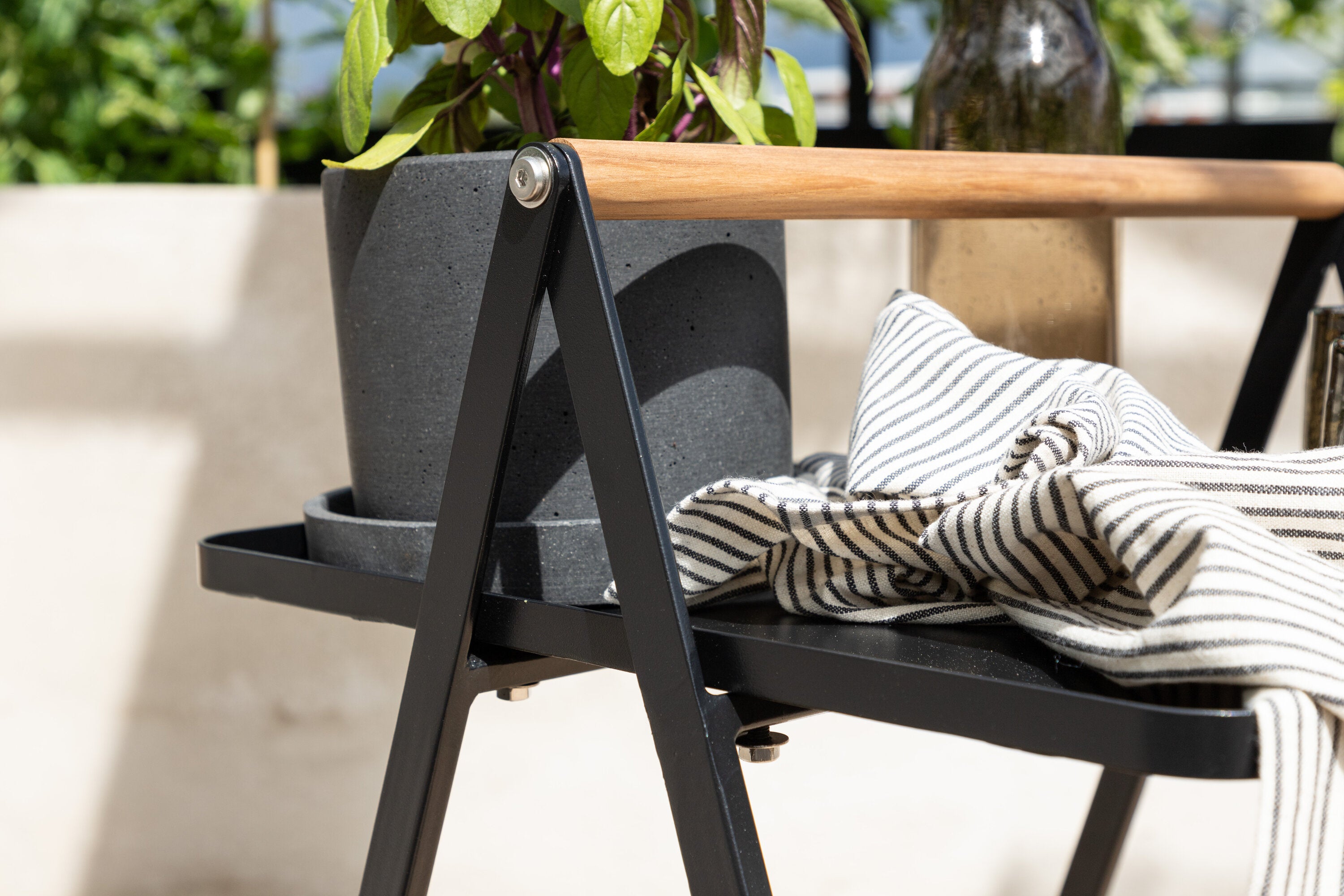 Beistelltisch Clarin 43cm aus Metall mit Teakholz-Griff - Schwarz-Beistelltische-Venture Home-le canapé