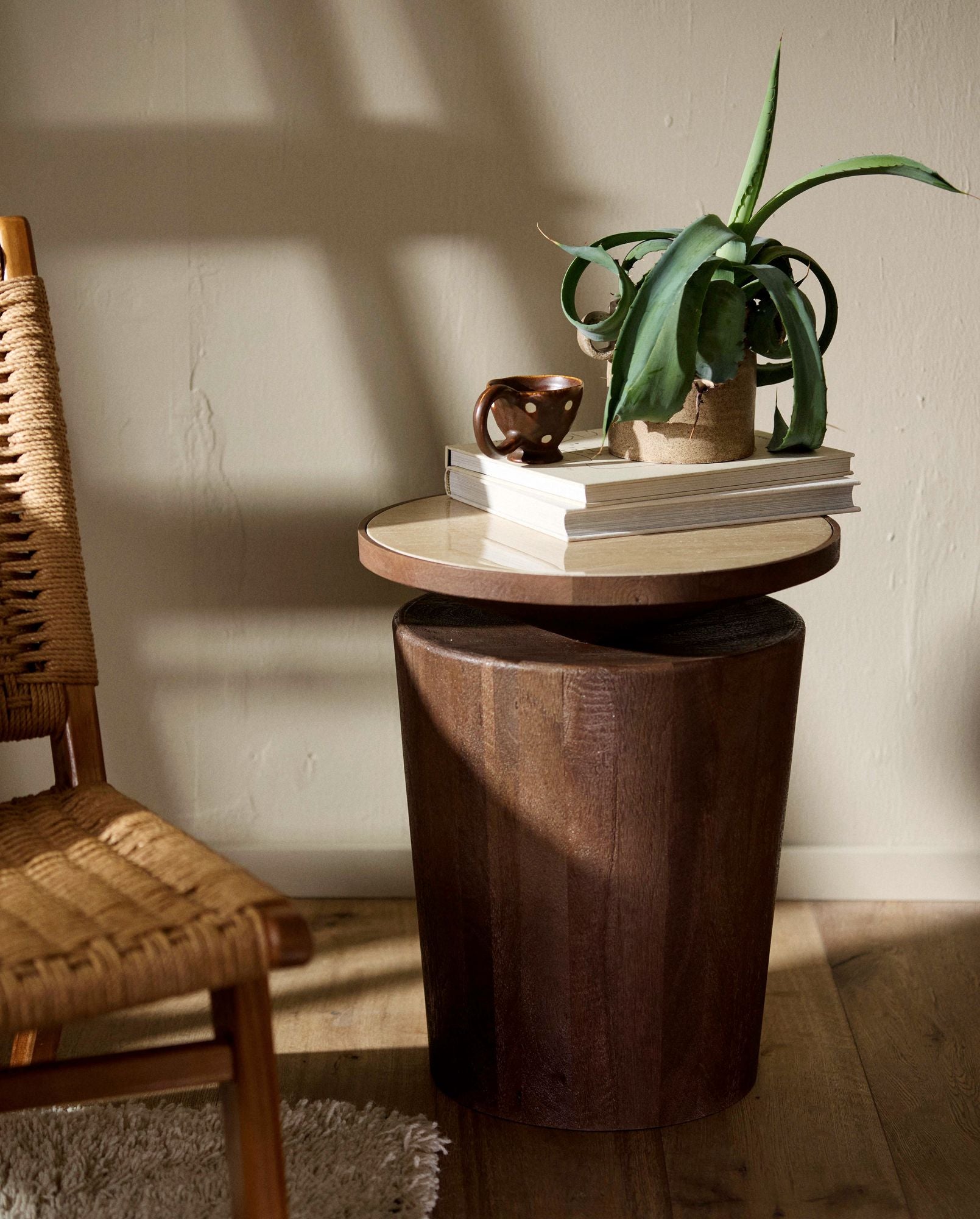 Beistelltisch KWANDO aus Mangoholz mit Travertine Ø41cm - Dunkelbraun-Beistelltische-Nordal A/S-le canapé