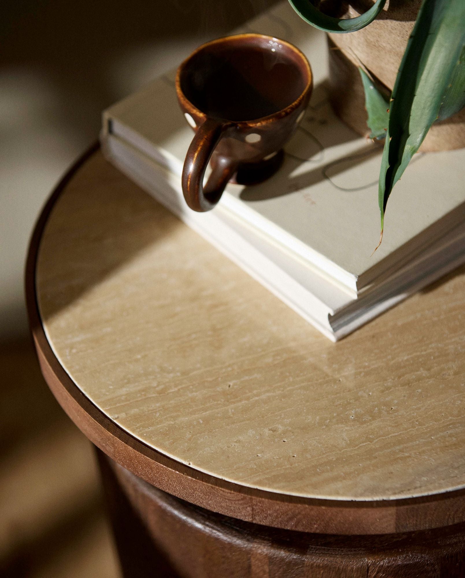 Beistelltisch KWANDO aus Mangoholz mit Travertine Ø41cm - Dunkelbraun-Beistelltische-Nordal A/S-le canapé