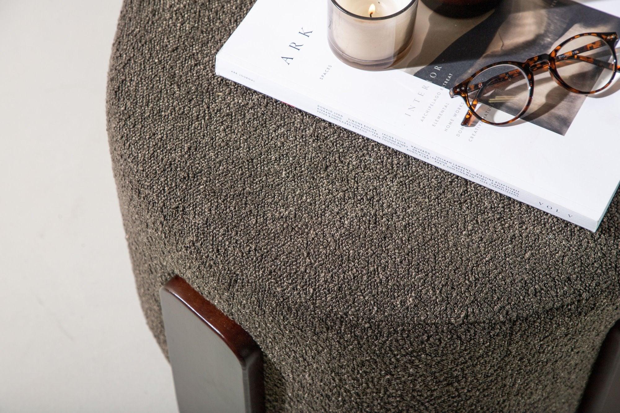 Bouclé - Hocker Coffey mit Holz - FüßenHocker
