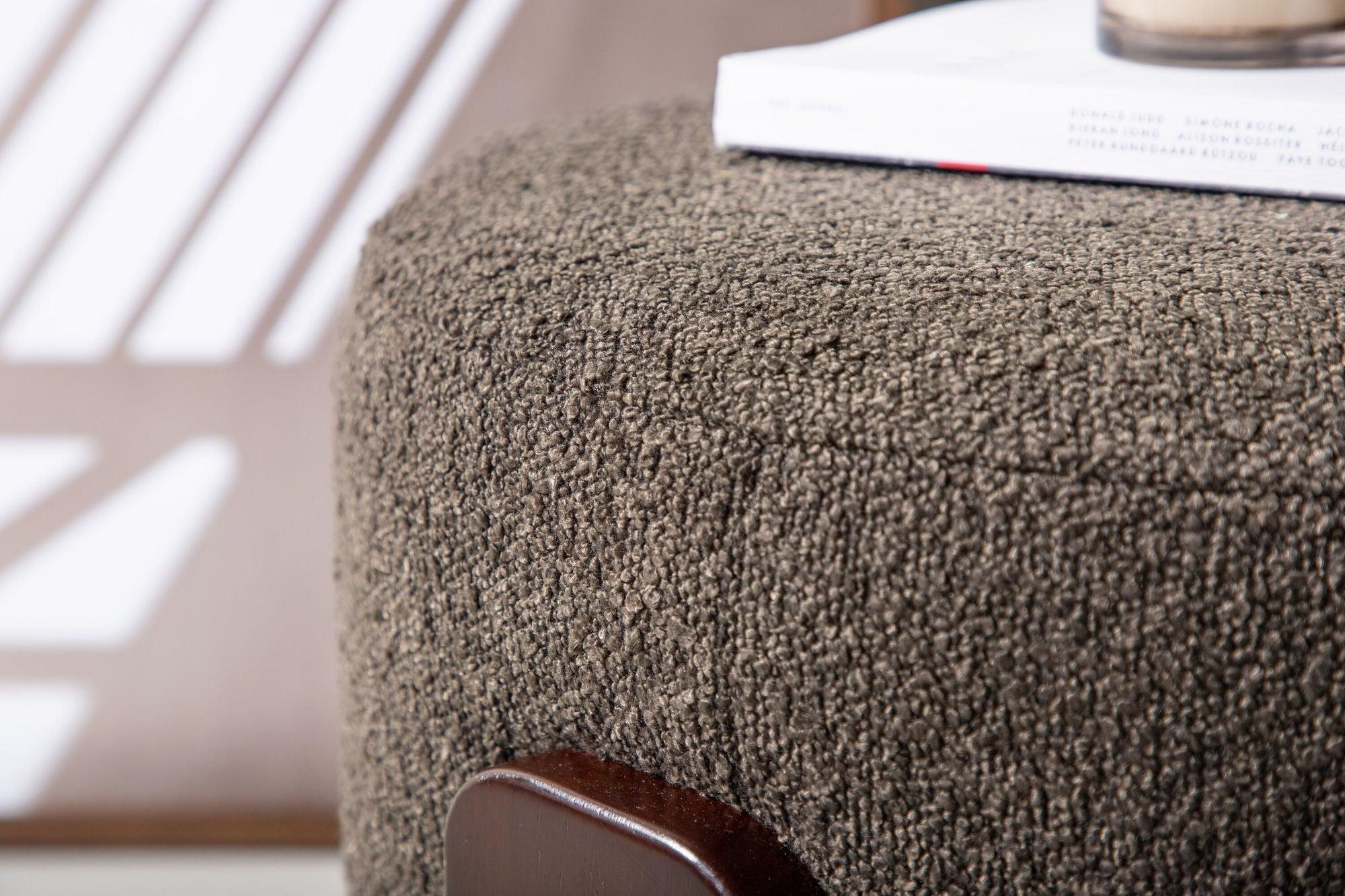 Bouclé - Hocker Coffey mit Holz - FüßenHocker
