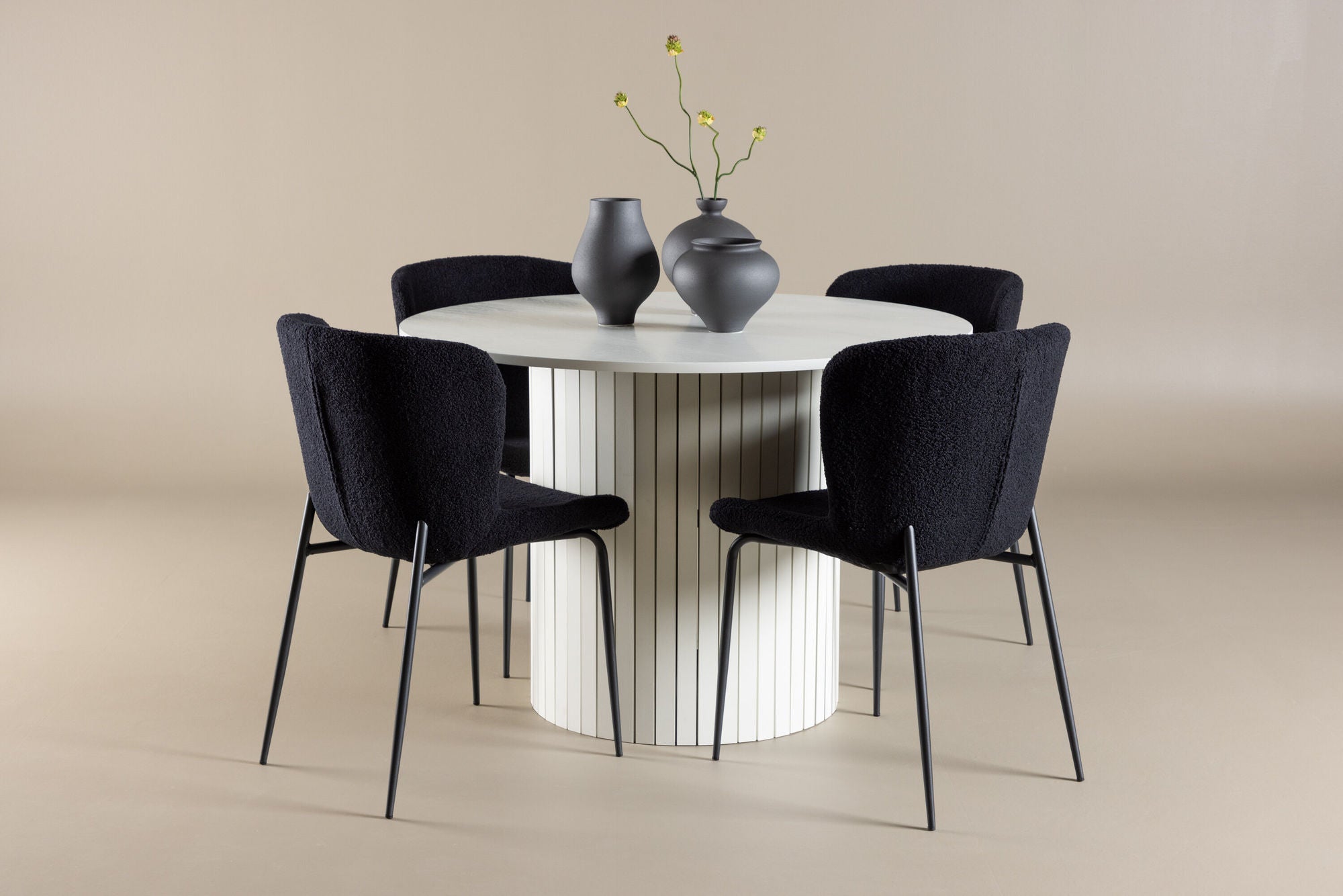 Essgruppe Esstisch Härön rund 110cm mit Stühlen Modesto aus Teddy - BoucléEssgruppe Rund