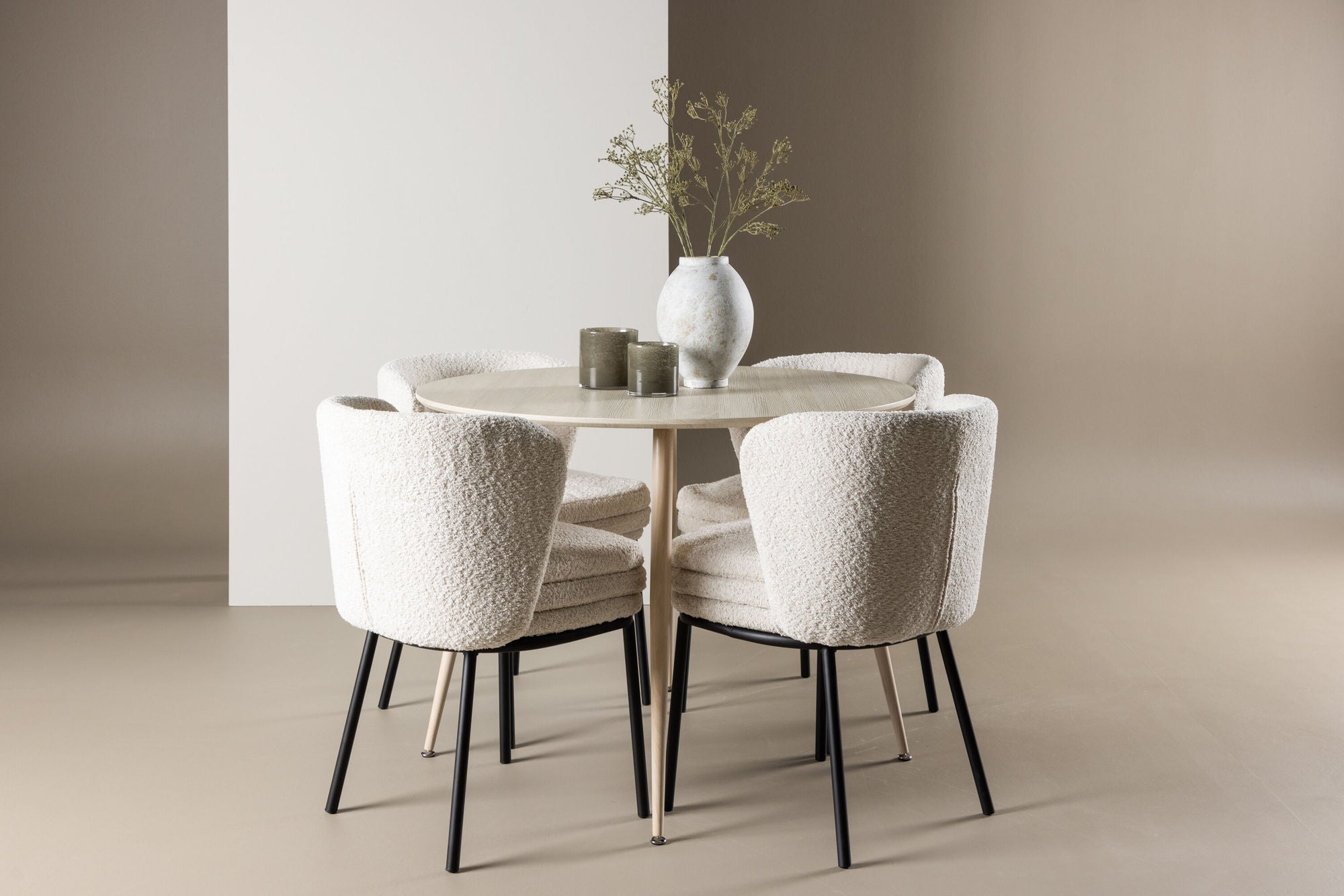 Essgruppe Esstisch Plaza rund ø100cm mit Stühlen Agnes aus Teddy - BoucléEssgruppe Rund