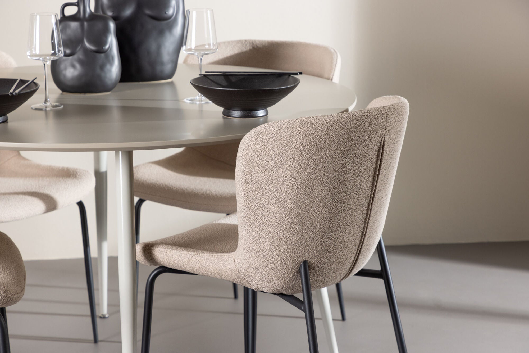Essgruppe Esstisch Plaza rund ø120cm mit Stühlen Modesto aus Teddy - BoucléEssgruppe Rund