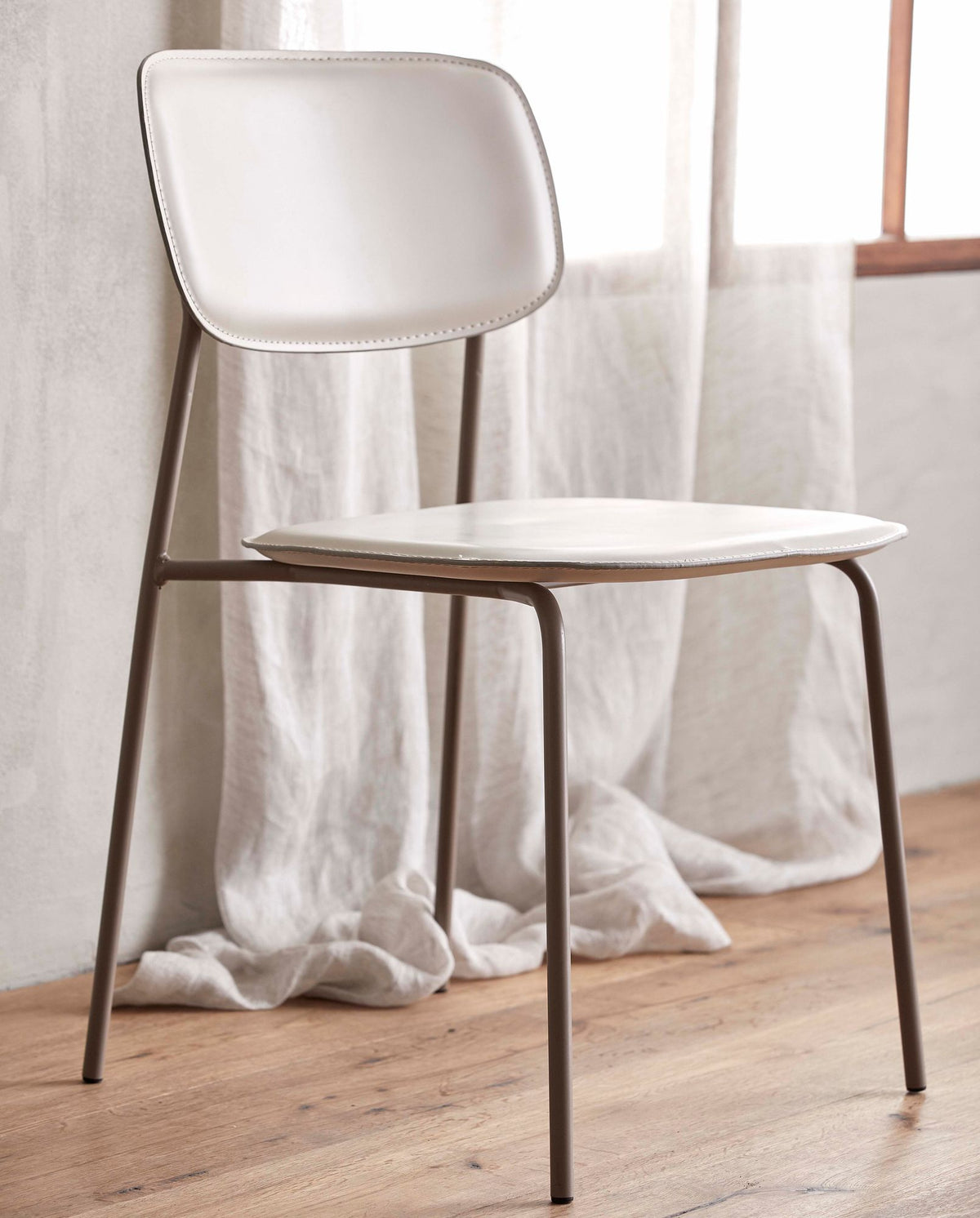 Esszimmerstuhl ESA mit Kunstledersitz - Beige-Esszimmerstühle-Nordal A/S-le canapé