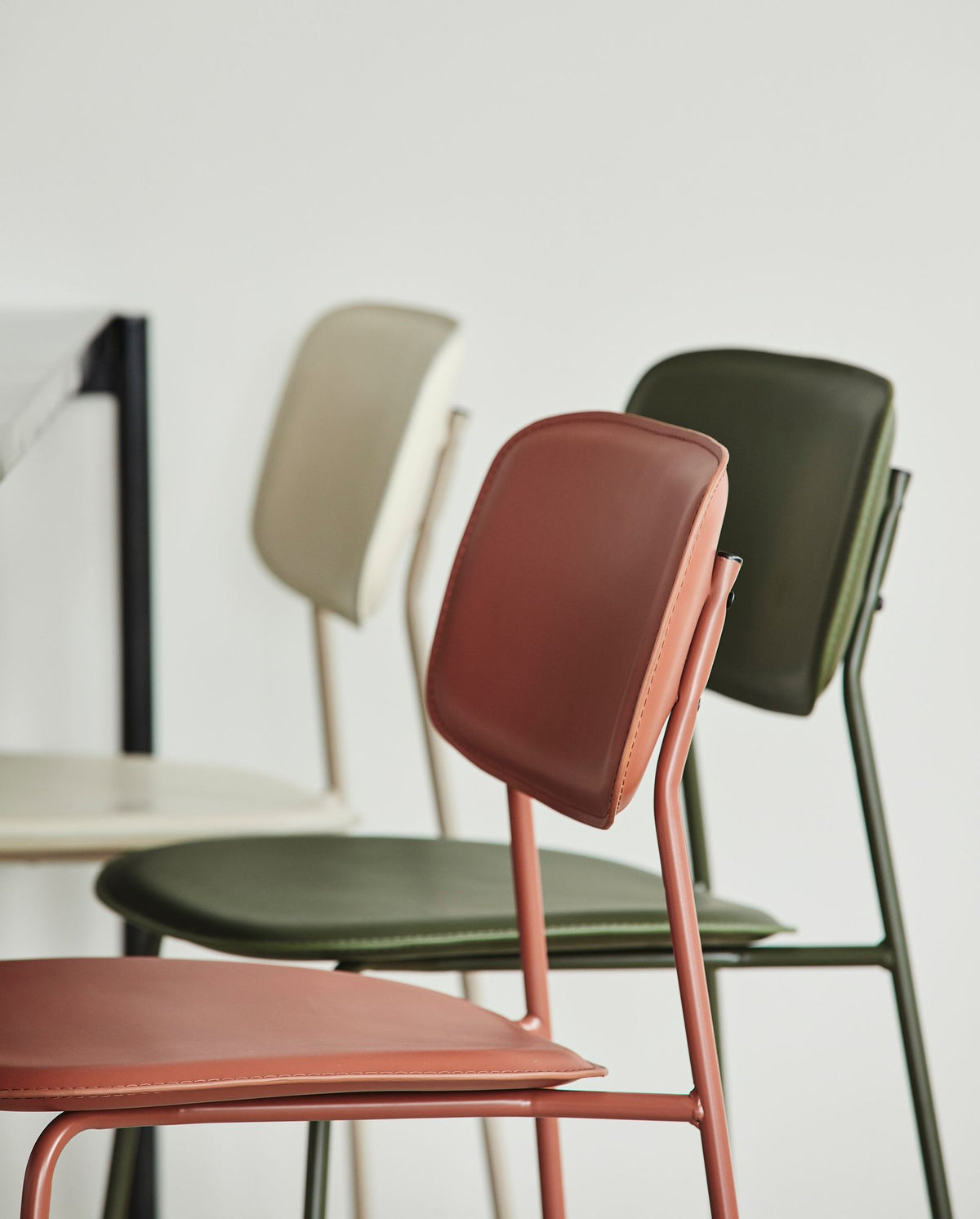 Esszimmerstuhl ESA mit Kunstledersitz - Beige-Esszimmerstühle-Nordal A/S-le canapé
