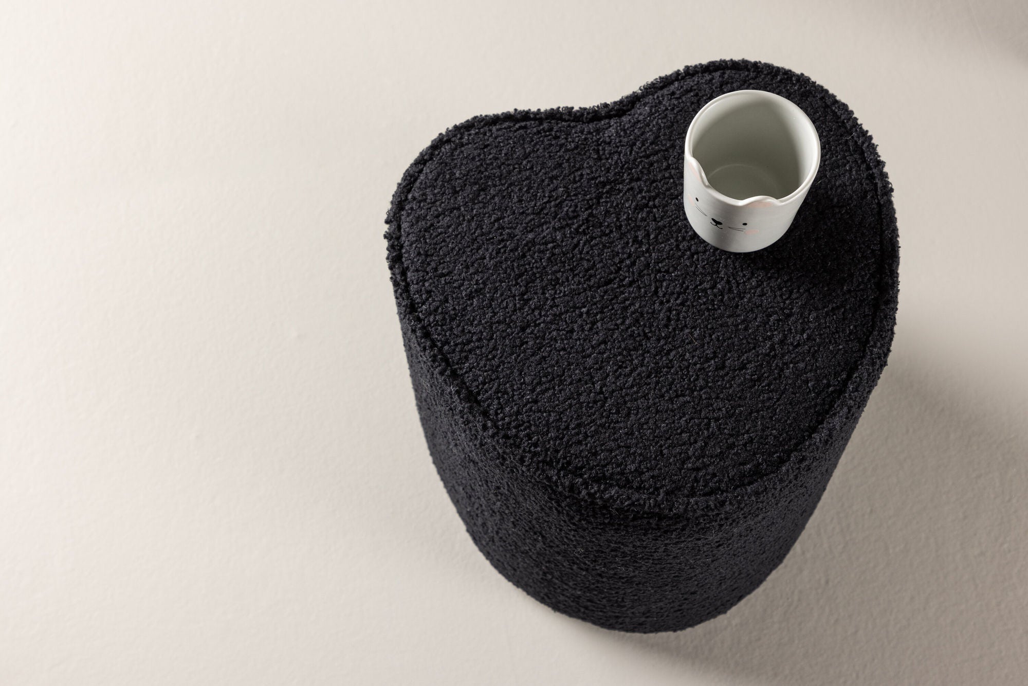 Kinder Hocker Pouf als Herz aus Teddy - Bouclé - Schwarz (FSC 100%)Poufs
