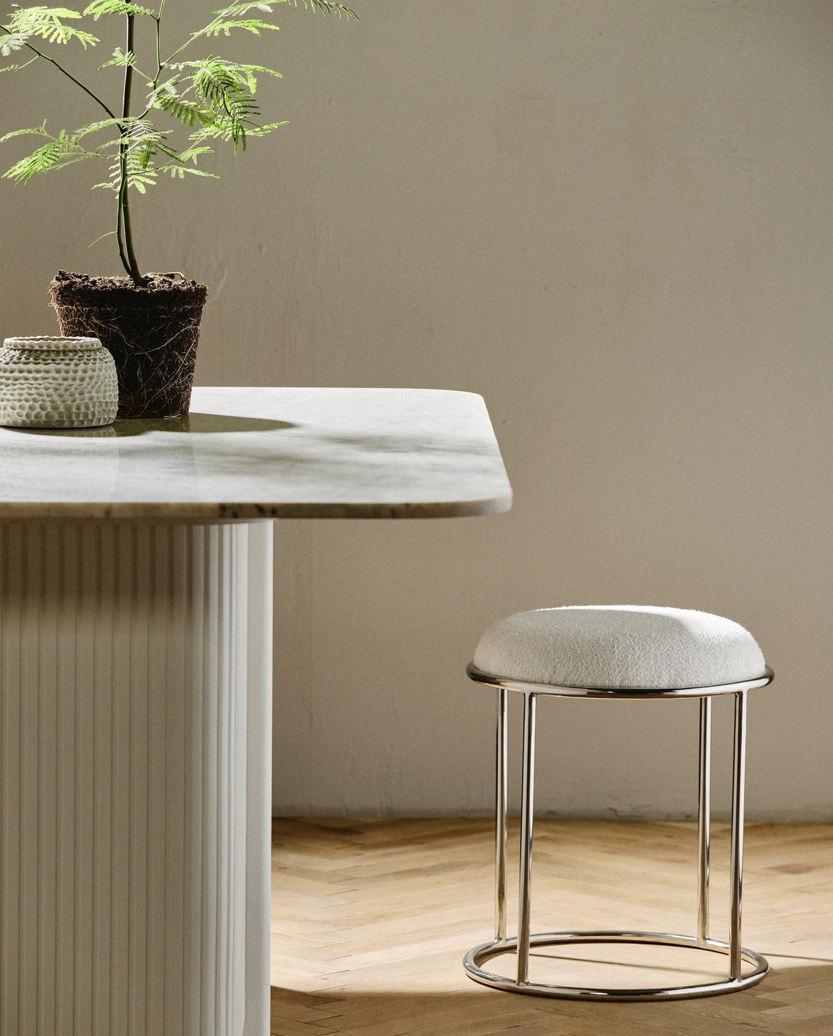 Hocker KOMATI aus Metall mit gepolsterten Sitz - Elfenbein-Polsterhocker-Nordal A/S-le canapé