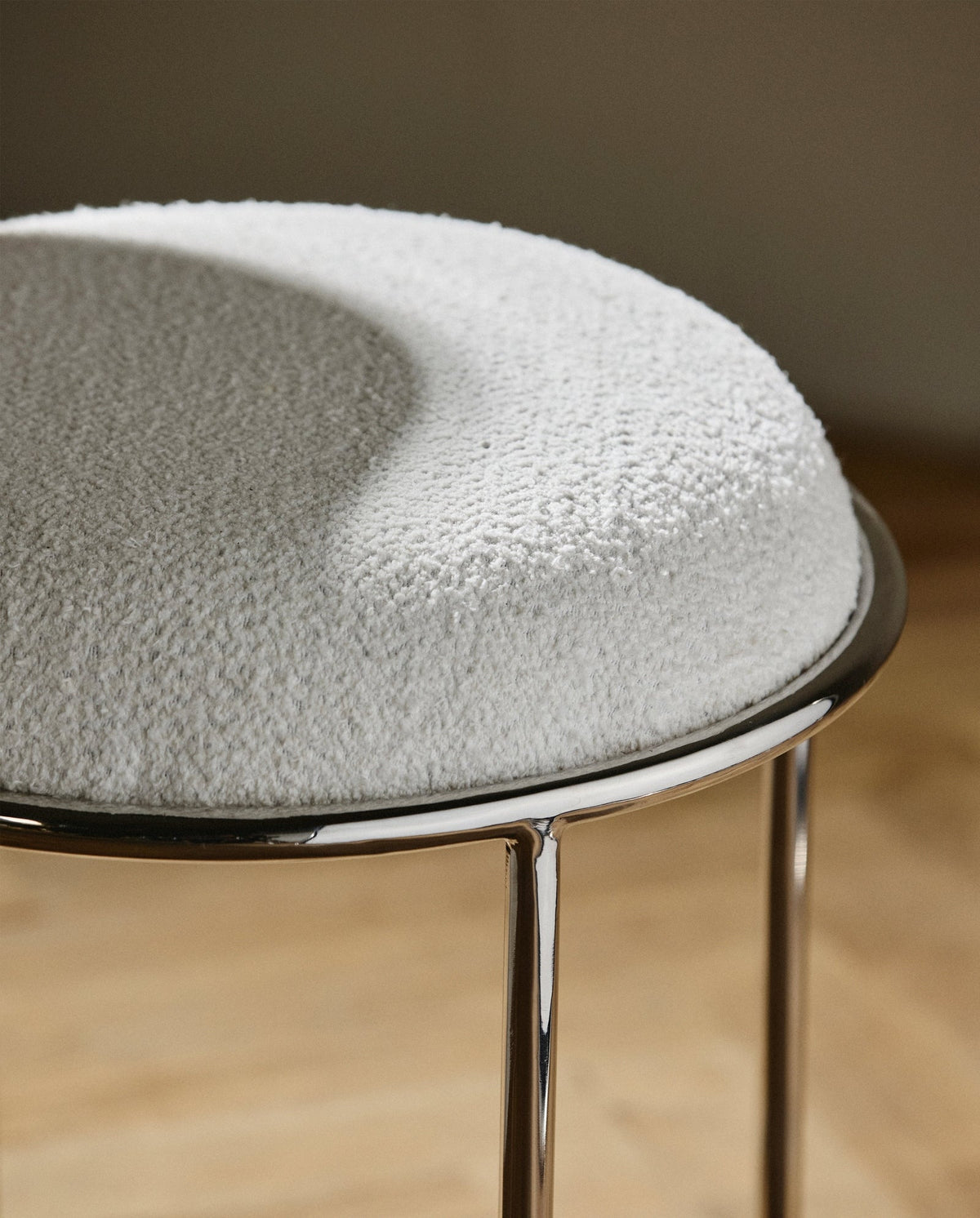 Hocker KOMATI aus Metall mit gepolsterten Sitz - Elfenbein-Polsterhocker-Nordal A/S-le canapé