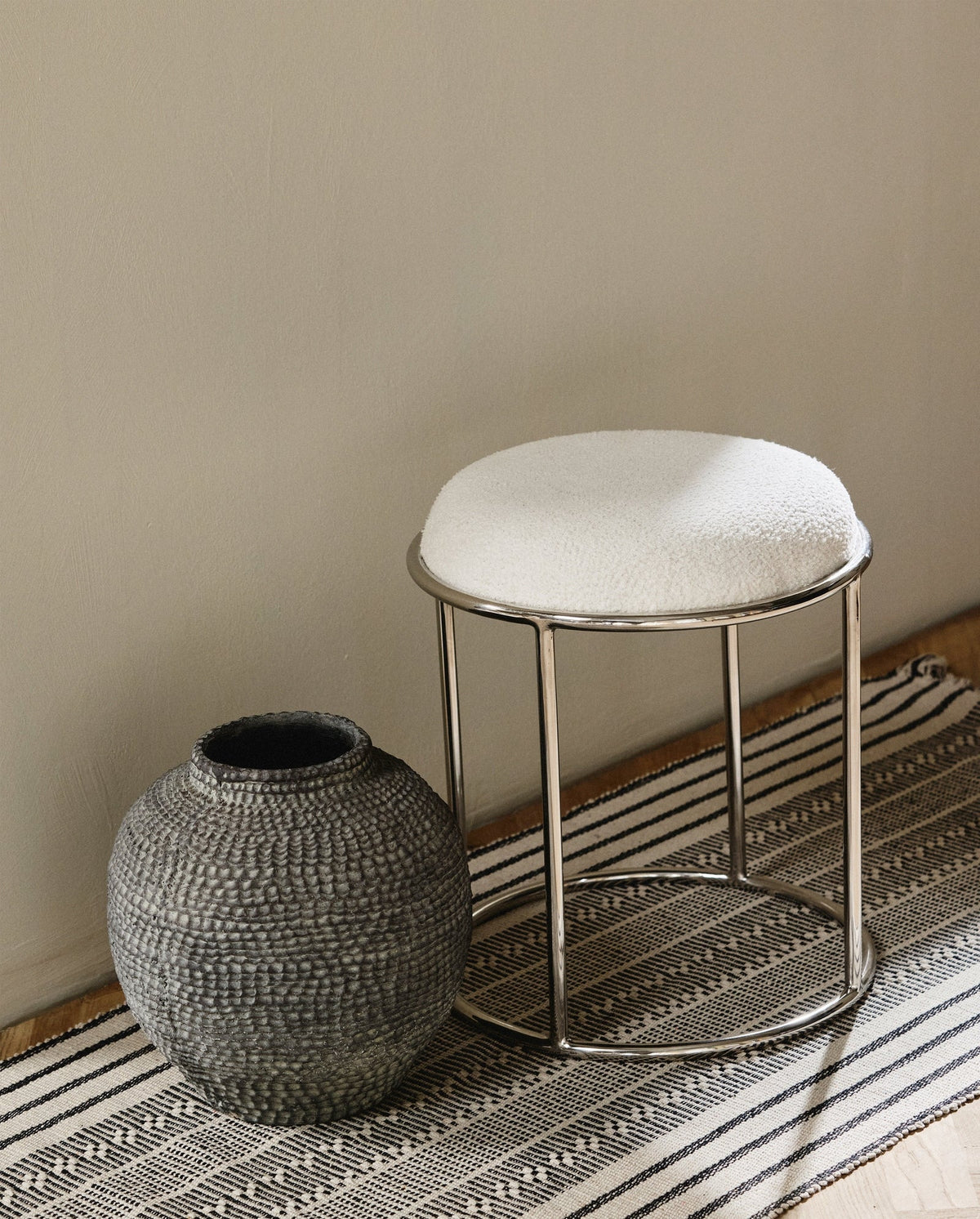 Hocker KOMATI aus Metall mit gepolsterten Sitz - Elfenbein-Polsterhocker-Nordal A/S-le canapé