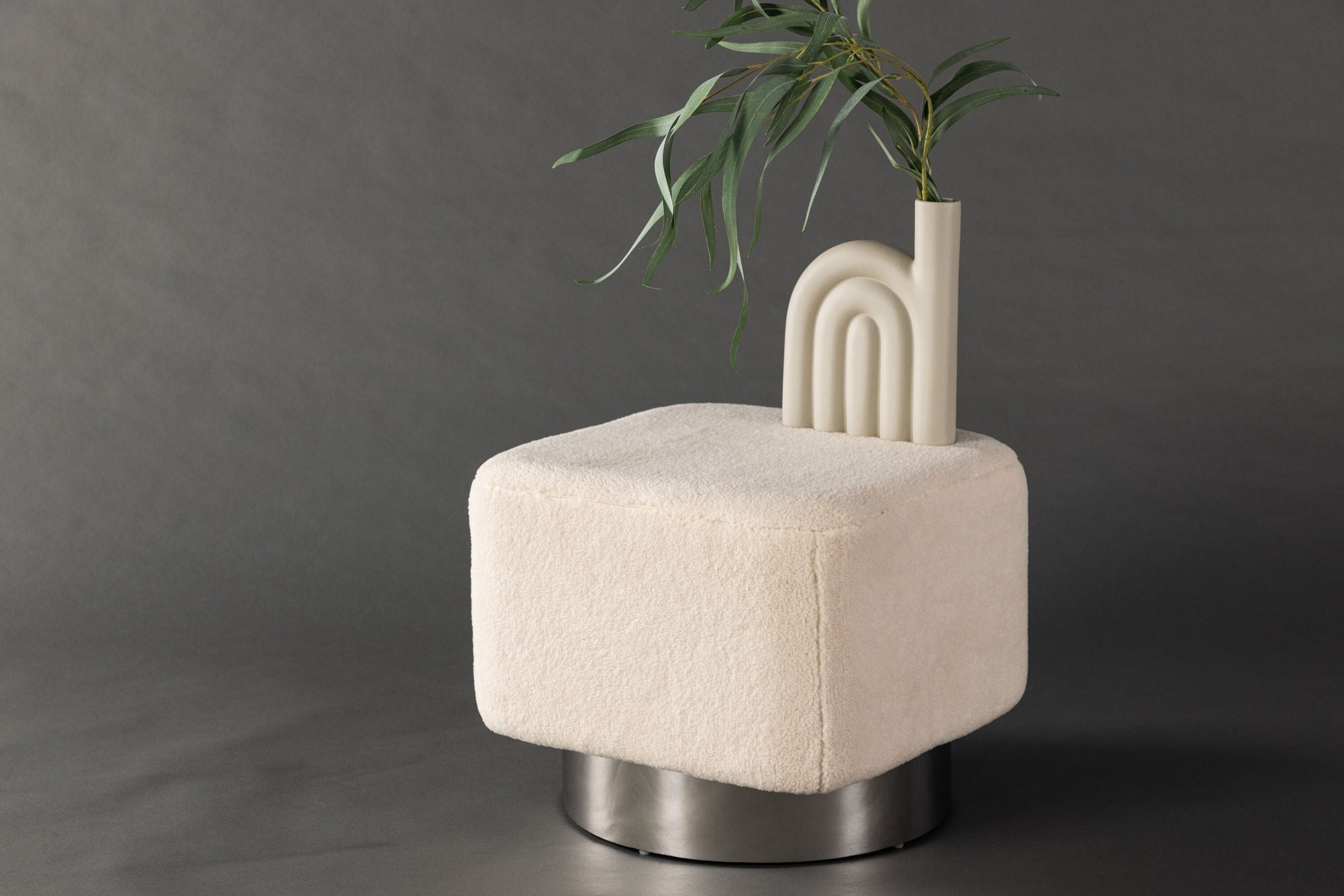 Pouf Newton aus Fleece - Offwhite / SilberPouf