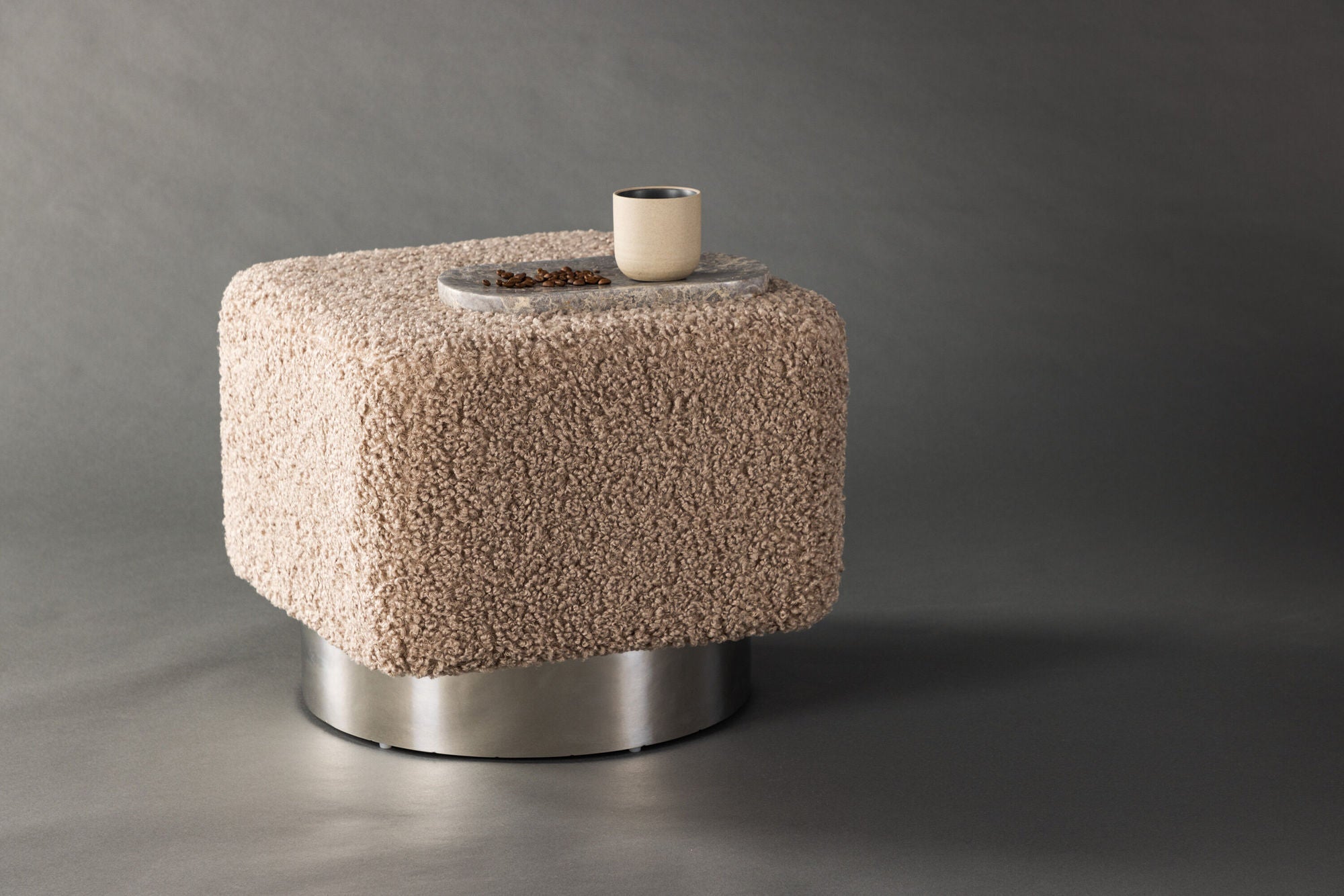 Pouf Newton aus Teddy - Bouclé - Dunkelgrau / Beige mit SilberPouf