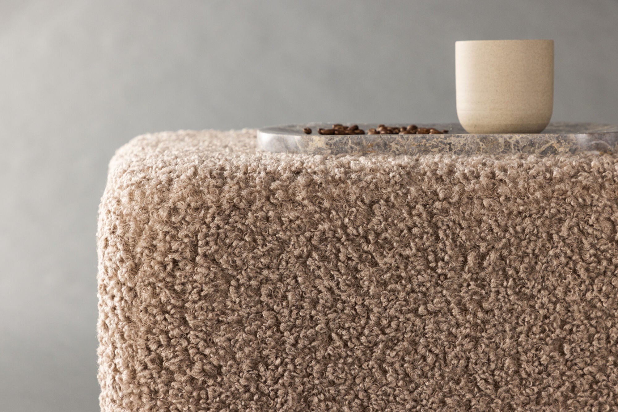 Pouf Newton aus Teddy - Bouclé - Dunkelgrau / Beige mit SilberPouf