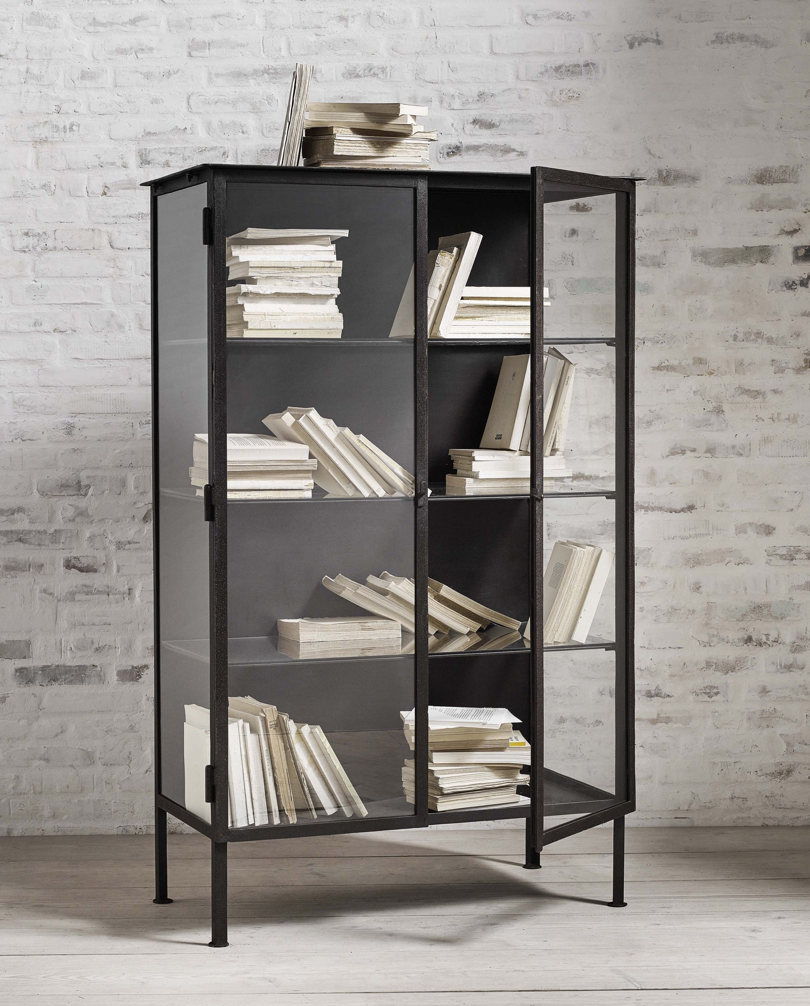 Schrank Oregon 90cm aus Metall mit Glassablagen - Schwarz-Nordal A/S-le canapé